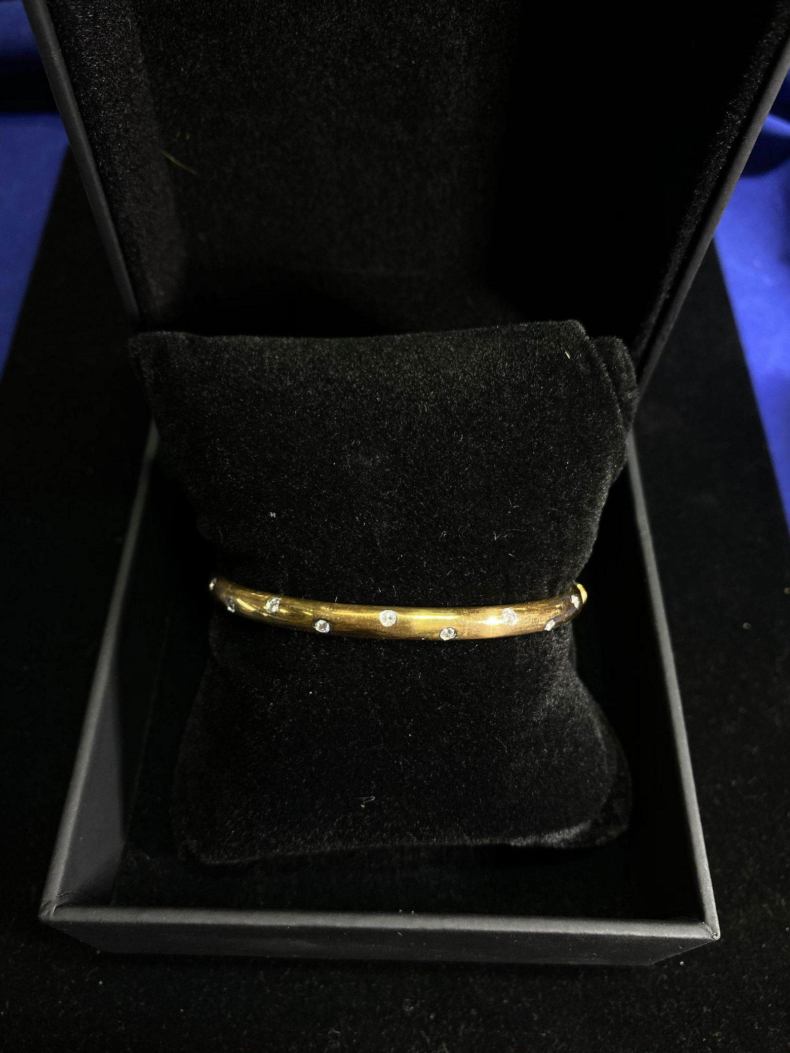 TIFFANY & CO. Etoile 18K Yellow Gold & Platinum Diamond Bangle Bracelet - $25K Appraisal Value! }: TIFFANY & CO. YELLOW GOLD AND PLATINUM ETOILE 10-DIAMOND BANGLE BRACELET - $25K APPRAISAL VALUE!ITEM DESCRIPTION: This beautiful Tiffany & Co. 18K Yellow Gold & Platinum Etoile 10 Diamonds Bangl