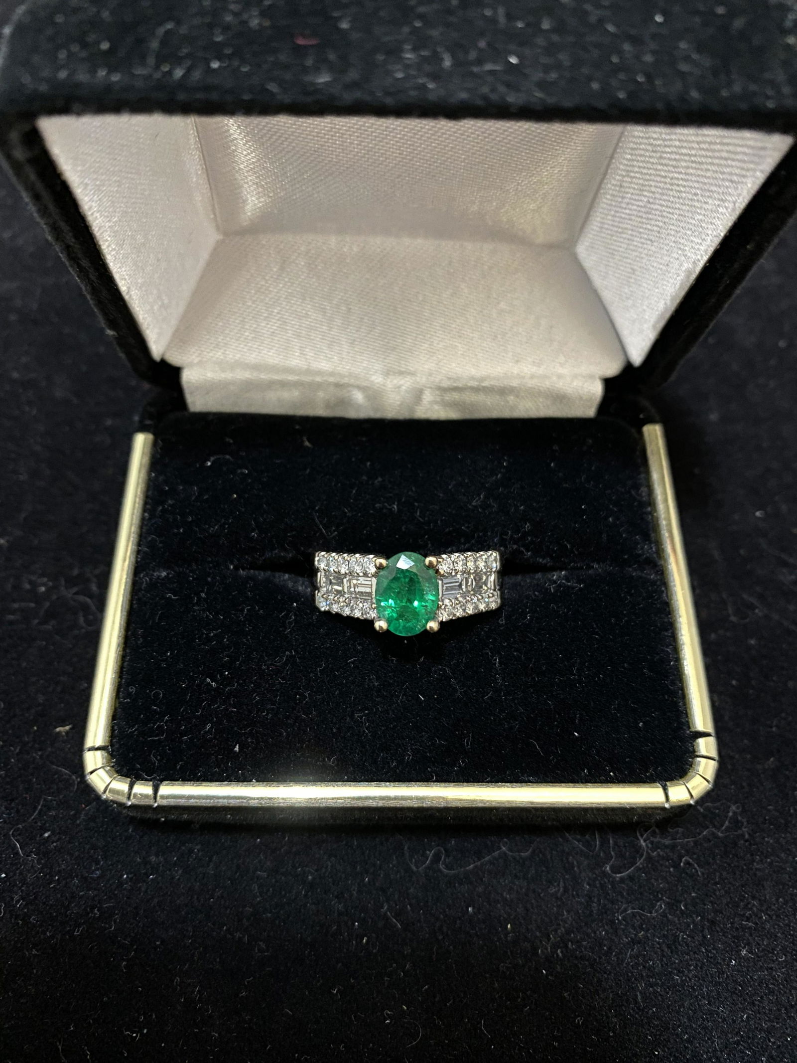 Unique Designer 18K YG Emerald & Diamond Ring - $25K Appraisal Value w/ Certificate of Authenticity: UNIQUE DESIGNER EMERALD & DIAMOND RING IN 18K YELLOW GOLD - $25K APPRAISAL VALUE!ITEM DESCRIPTION:The joy of wearing a piece of art on your finger is within reach when you grab this stunning designer'
