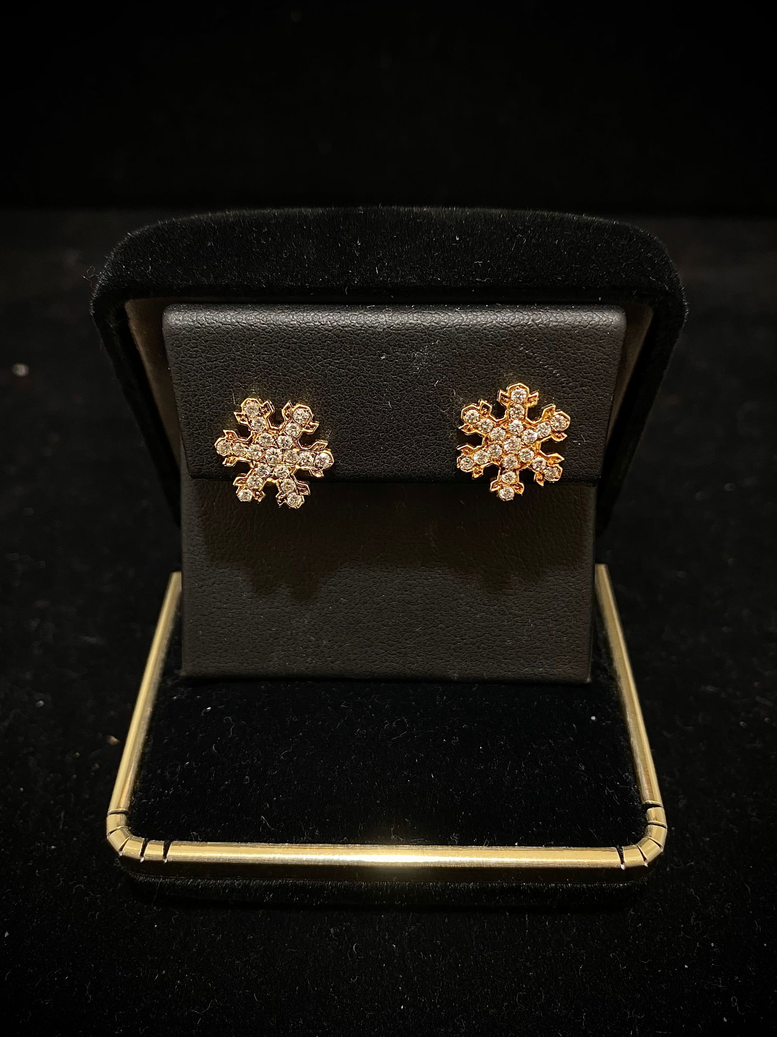 BVLGARI Prototype - 18K YG Snowflake Earrings w/ 40 Diamonds - $25K APR w/ CoA!: BVLGARI PROTOTYPE - 18K YELLOW GOLD SNOWFLAKE EARRINGS WITH 40 DIAMONDS - $25K APPRAISAL VALUE! ITEM DESCRIPTION: The joy of wearing a piece of art on your ear is within reach when you grab this stunn