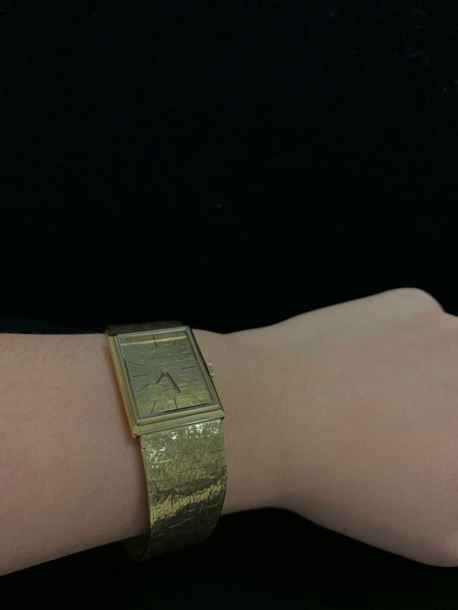 CERTINA 18KYellow Gold Vintage circa 1960s Unisex Wristwatch - $25K APR w/ COA!: CERTINA 18KYELLOW GOLD VINTAGE CIRCA 1960S UNISEX WRISTWATCH - $25K APPRAISAL & CERTIFICATE OF AUTHENTICITY ITEM DESCRIPTION: The joy of wearing a piece of art on your wrist is within reach when you g