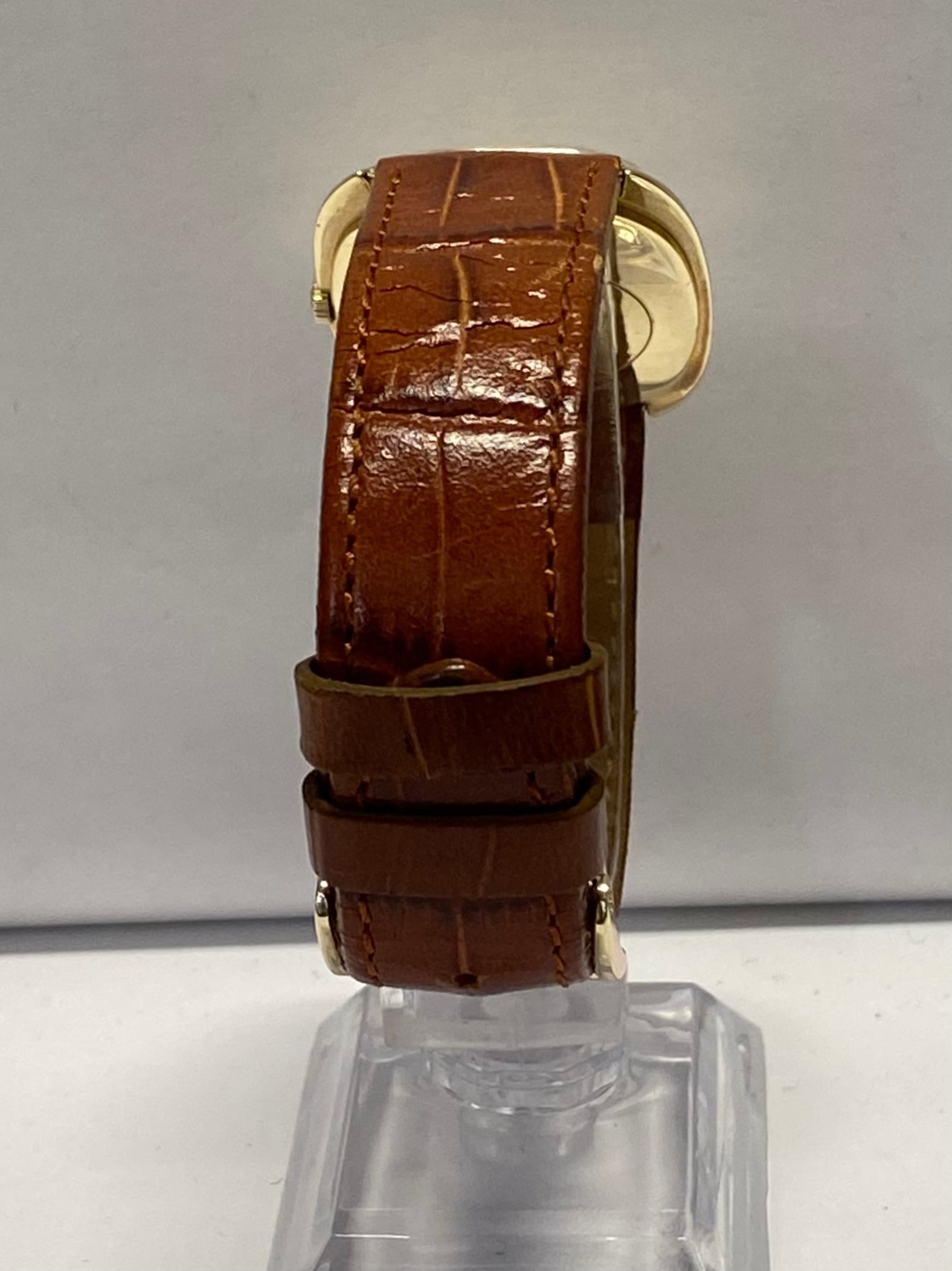 OMEGA Unique Solid Gold Vintage c. 1950s Tonneau Men's Watch - $10K APR w/ COA!: OMEGA UNIQUE SOLID GOLD VINTAGE C. 1950S TONNEAU MEN'S WATCH - $10K APPRAISAL & CERTIFICATE OF AUTHENTICITY ITEM DESCRIPTION: If you are looking for a classic yet unique watch to make a statement look