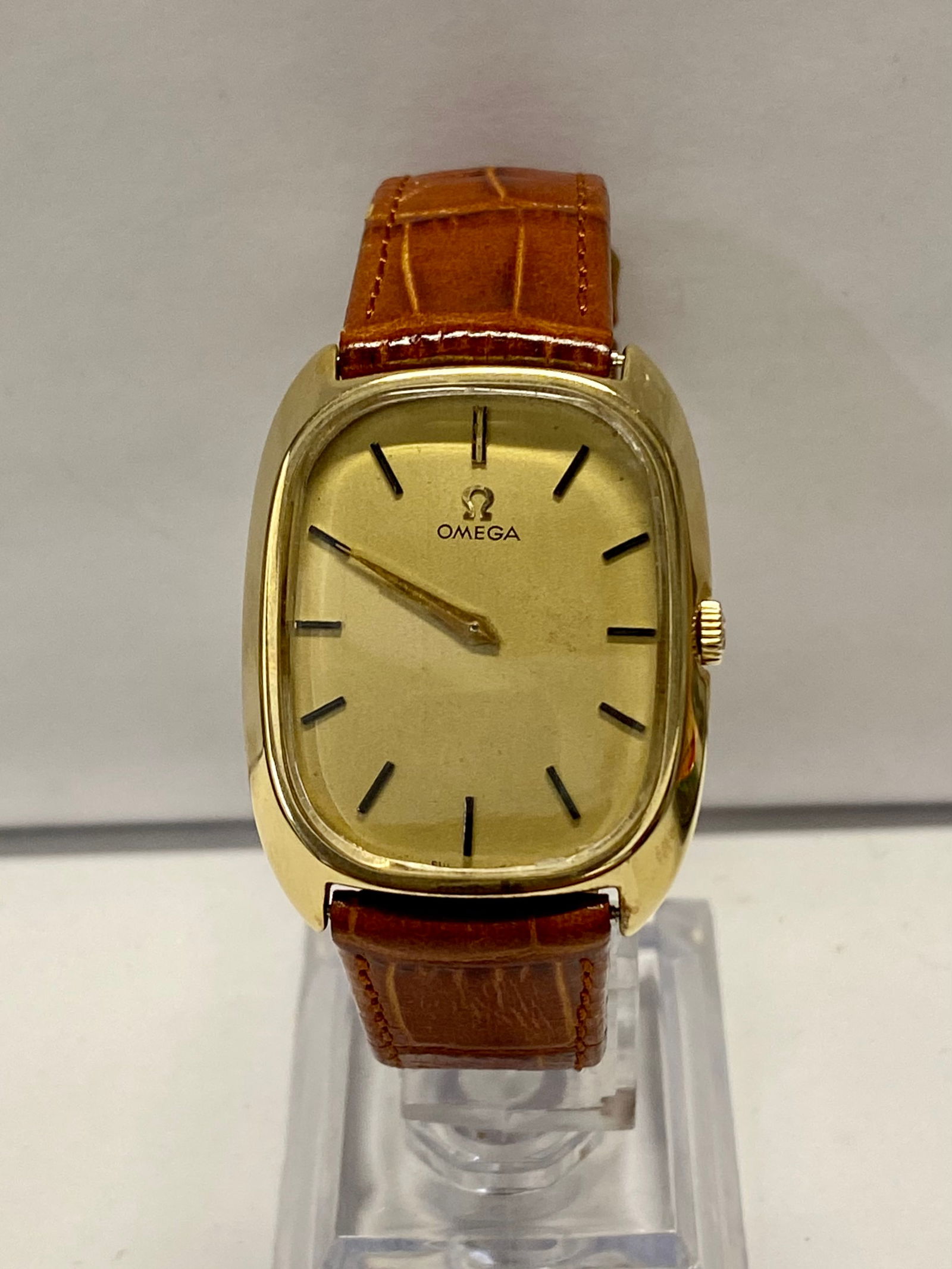 OMEGA Unique Solid Gold Vintage c. 1950s Tonneau Men's Watch - $10K APR w/ COA!: OMEGA UNIQUE SOLID GOLD VINTAGE C. 1950S TONNEAU MEN'S WATCH - $10K APPRAISAL & CERTIFICATE OF AUTHENTICITY ITEM DESCRIPTION: If you are looking for a classic yet unique watch to make a statement look