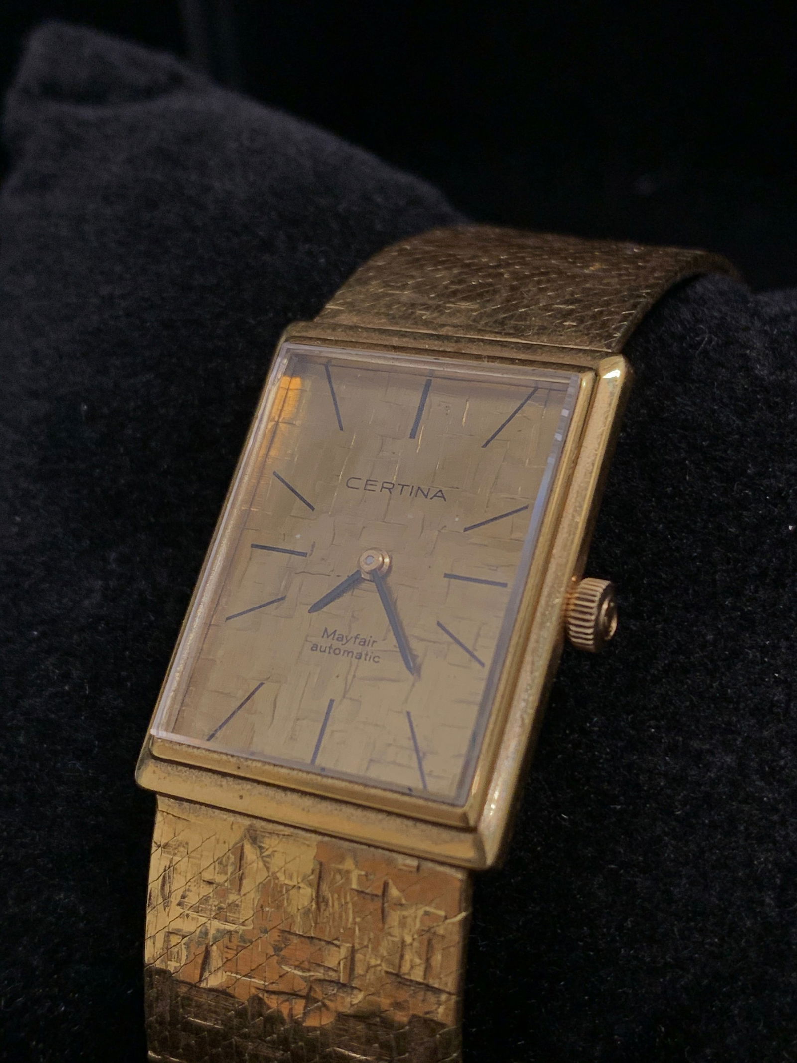 CERTINA 18KYellow Gold Vintage circa 1960s Unisex Wristwatch - $25K APR w/ COA!: CERTINA 18KYELLOW GOLD VINTAGE CIRCA 1960S UNISEX WRISTWATCH - $25K APPRAISAL & CERTIFICATE OF AUTHENTICITY ITEM DESCRIPTION: The joy of wearing a piece of art on your wrist is within reach when you g