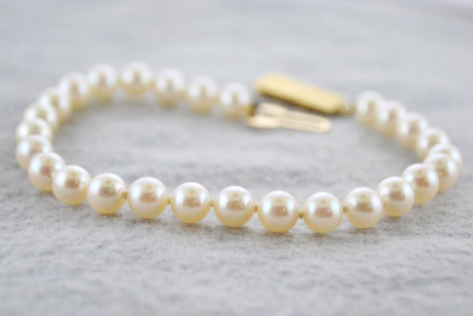 MIKIMOTO 6mm White South Sea Cultured Pearl Bracelet in 18K Yellow Gold -$3K Appraisal Value! ?: This elegant Pearl Bracelet was made with the flare Mikimoto's classic collection. The traditional design features approximately 27 White South Sea Cultured pearls. Each pearl measures approximately 6
