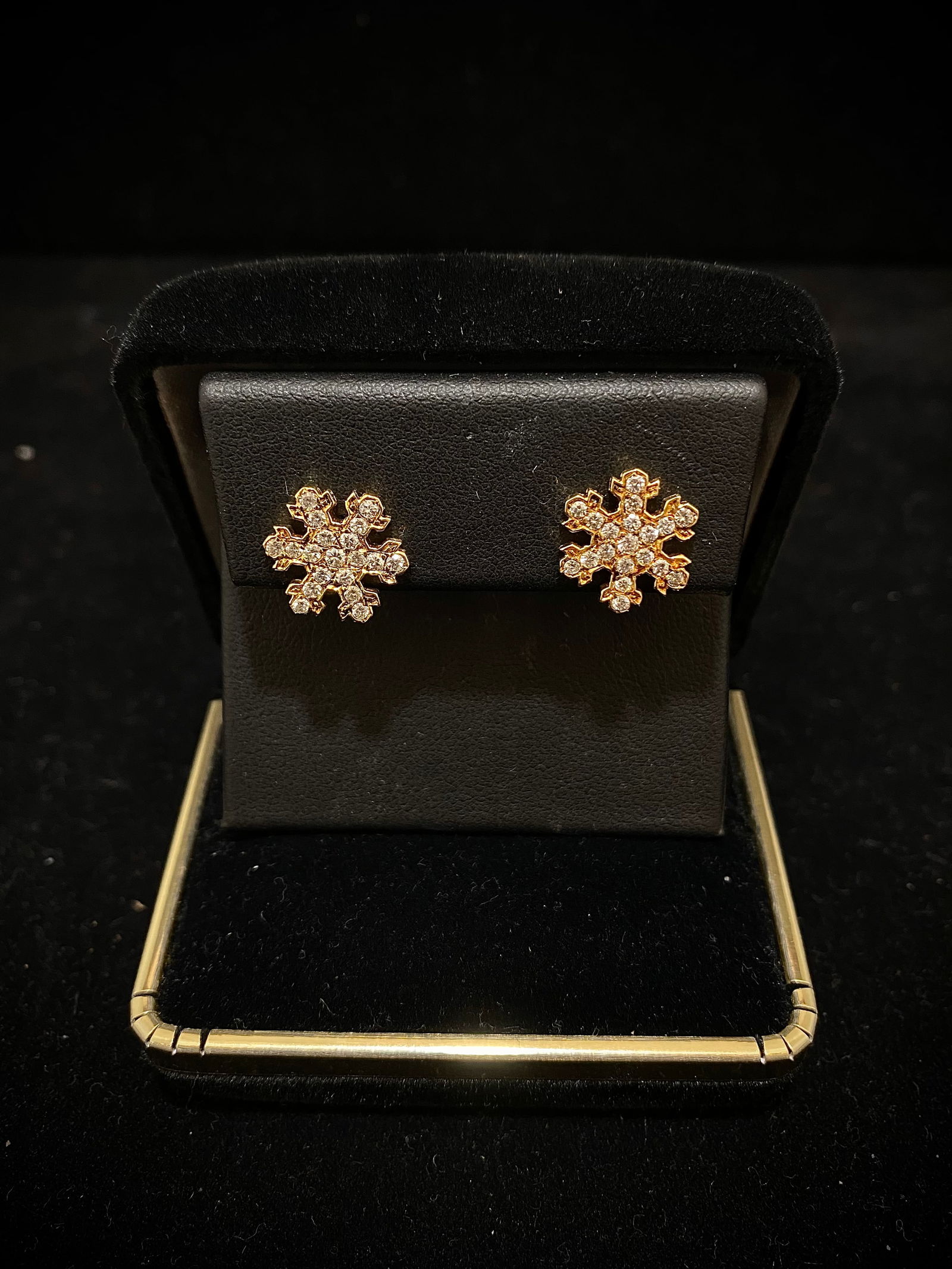 BVLGARI Prototype - 18K YG Snowflake Earrings w/ 40 Diamonds - $25K APR w/ CoA!: BVLGARI PROTOTYPE - 18K YELLOW GOLD SNOWFLAKE EARRINGS WITH 40 DIAMONDS - $25K APPRAISAL VALUE! ITEM DESCRIPTION: The joy of wearing a piece of art on your ear is within reach when you grab this stunn