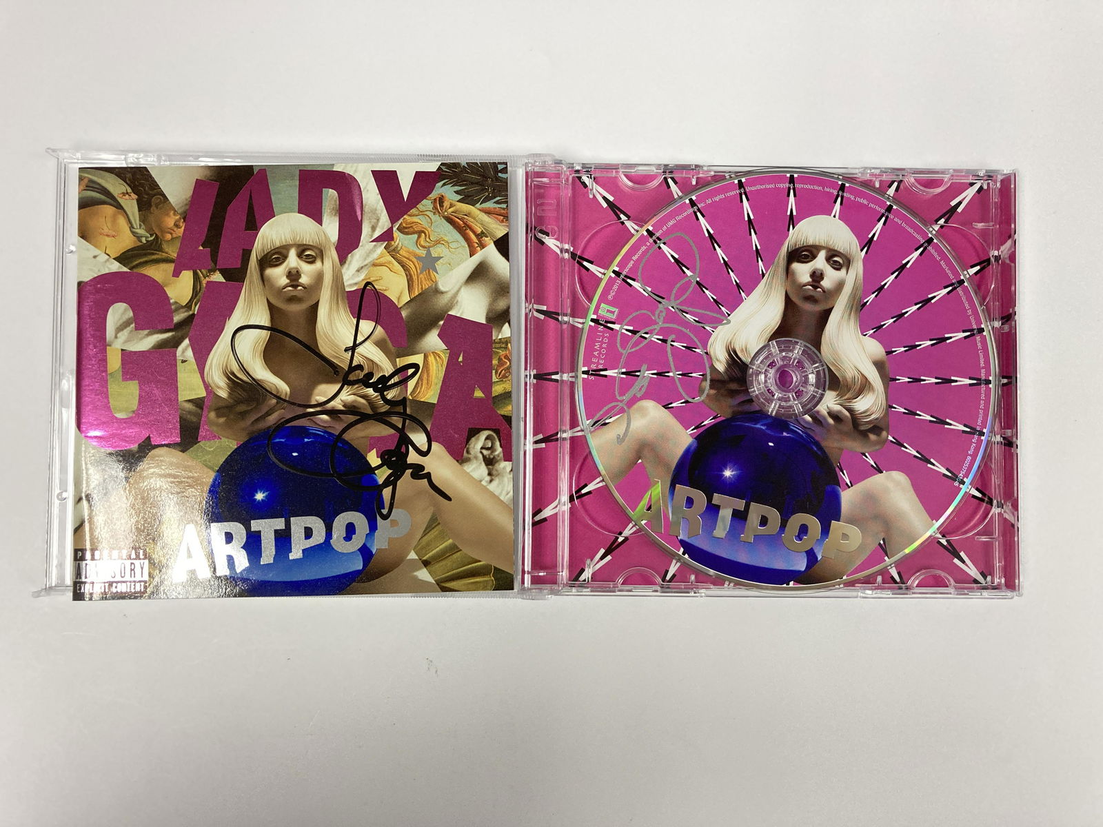レア　レディガガ　直筆　サイン　CD lady gaga Is this a her signature? Found this on a flea market. : r