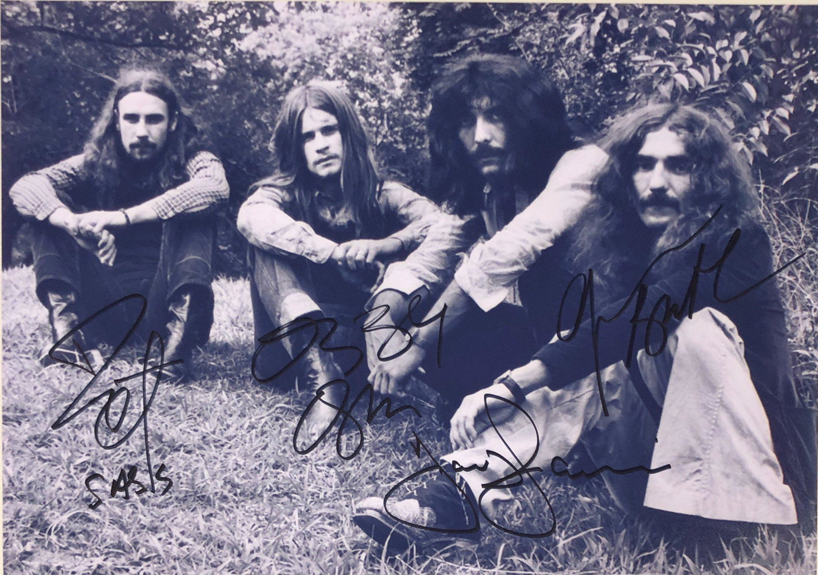Black Sabath Ozzy Signed Photo: Autographed by:Ozzy Osbourne, Bill Ward, Tony Lommi, Geezer BulterAuthentication Code: PC26307Unframed Vertified and Excellent Condition Please kindly read our Terms and Conditions before bidding.