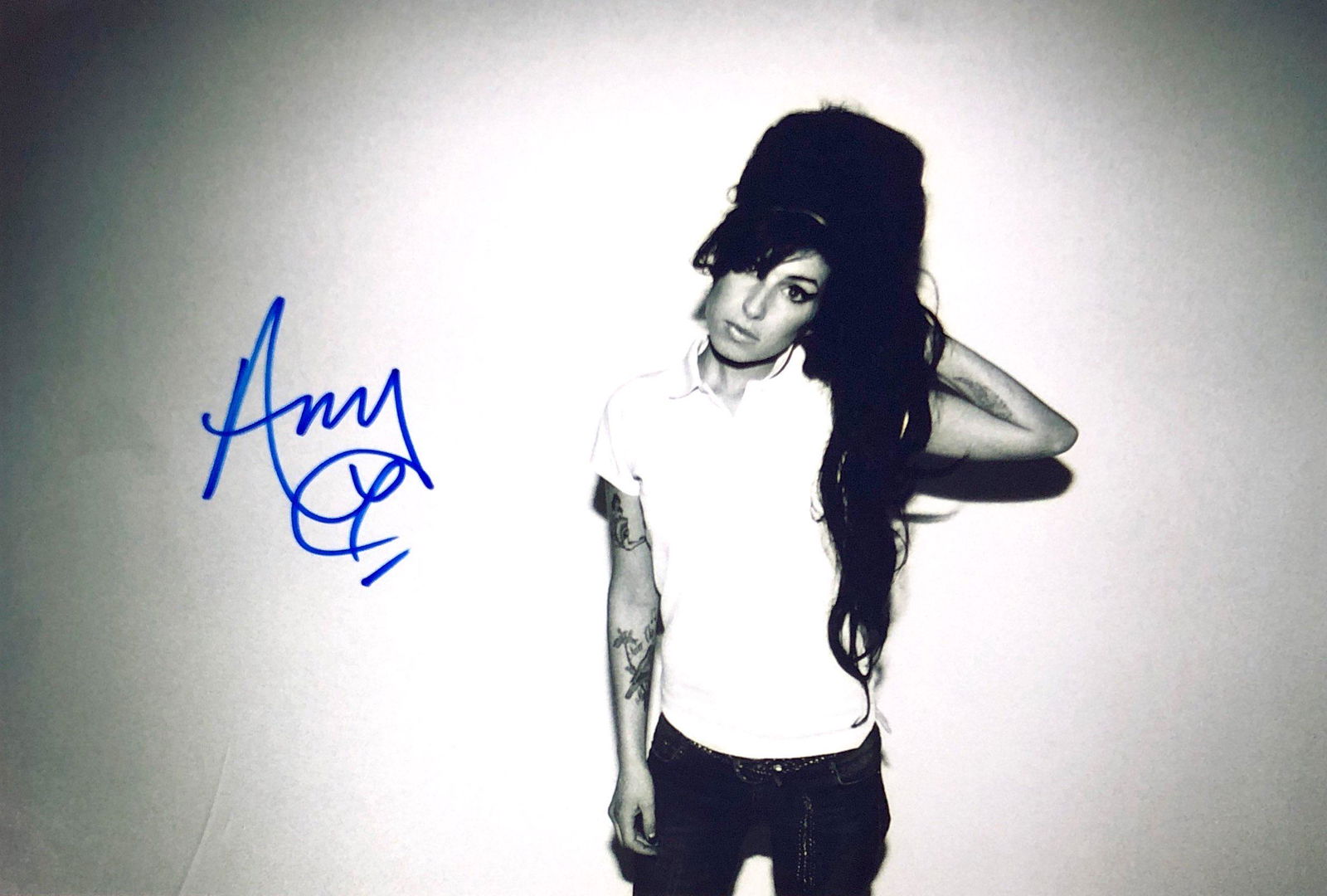 Amy Winehouse Autograph Signed Photo (1 of 1)