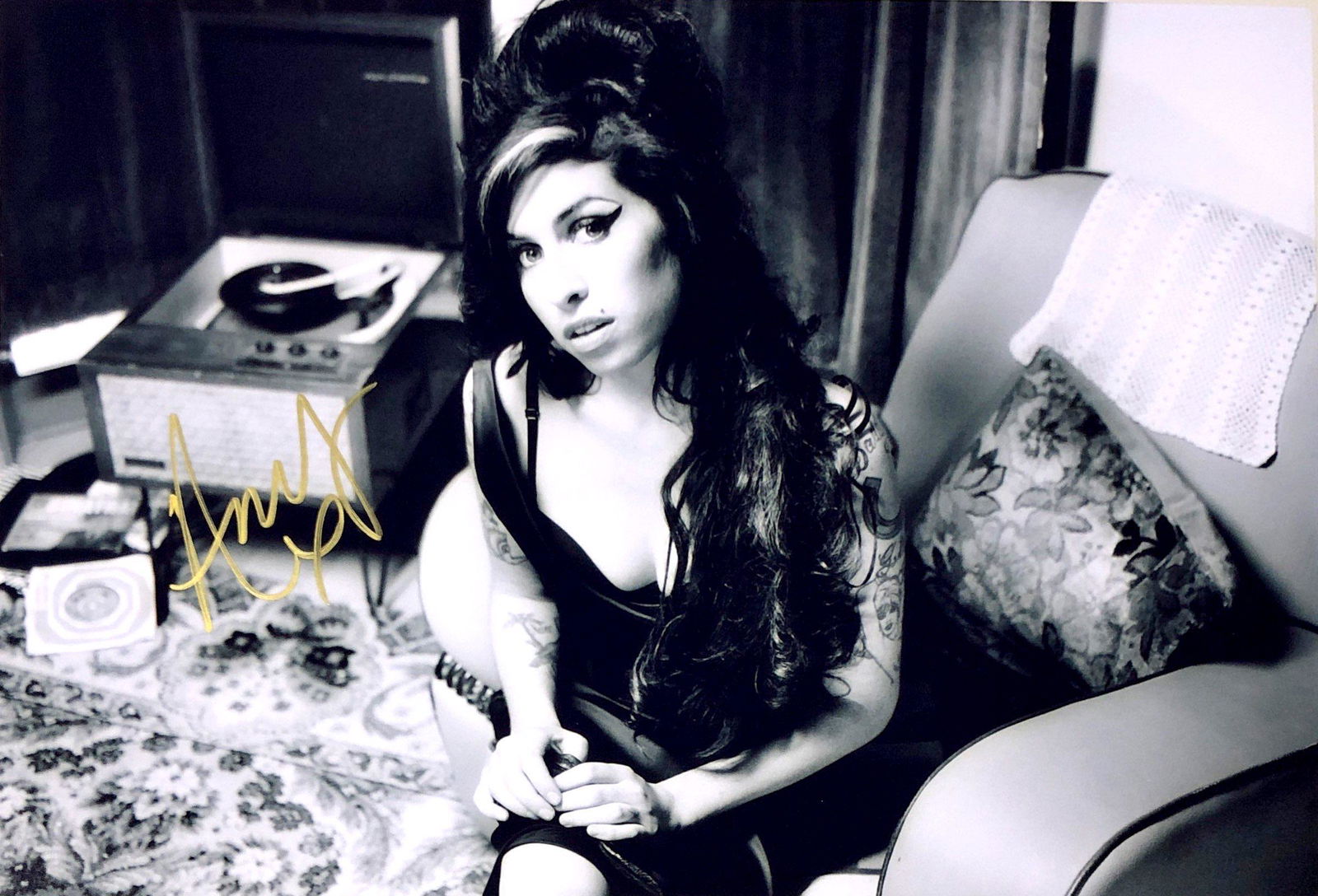 Amy Winehouse Autograph Signed Photo (1 of 1)