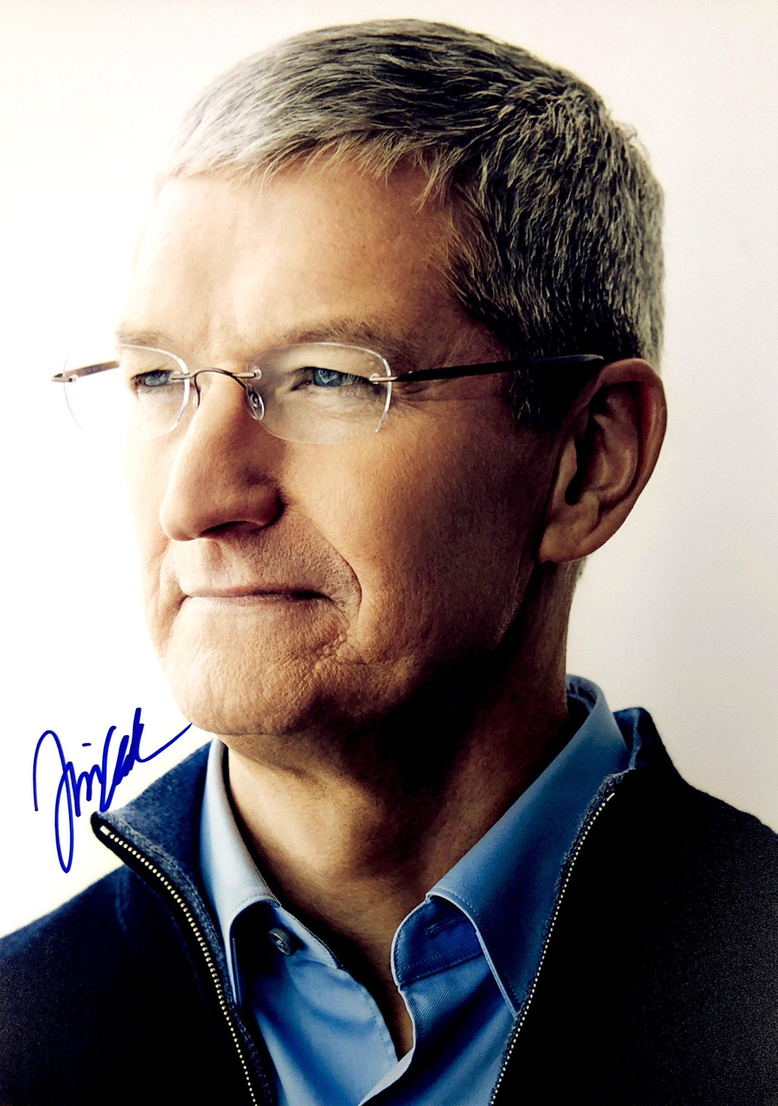 Tim Cook Autograph Signed Photo: Category: Autograph Photo CollectiblesSize: Width 8 inches x Height 10 inchesAutograph Includes: Tim CookItem is in great condition with no damage, unframedIf image of documentation is not attached in