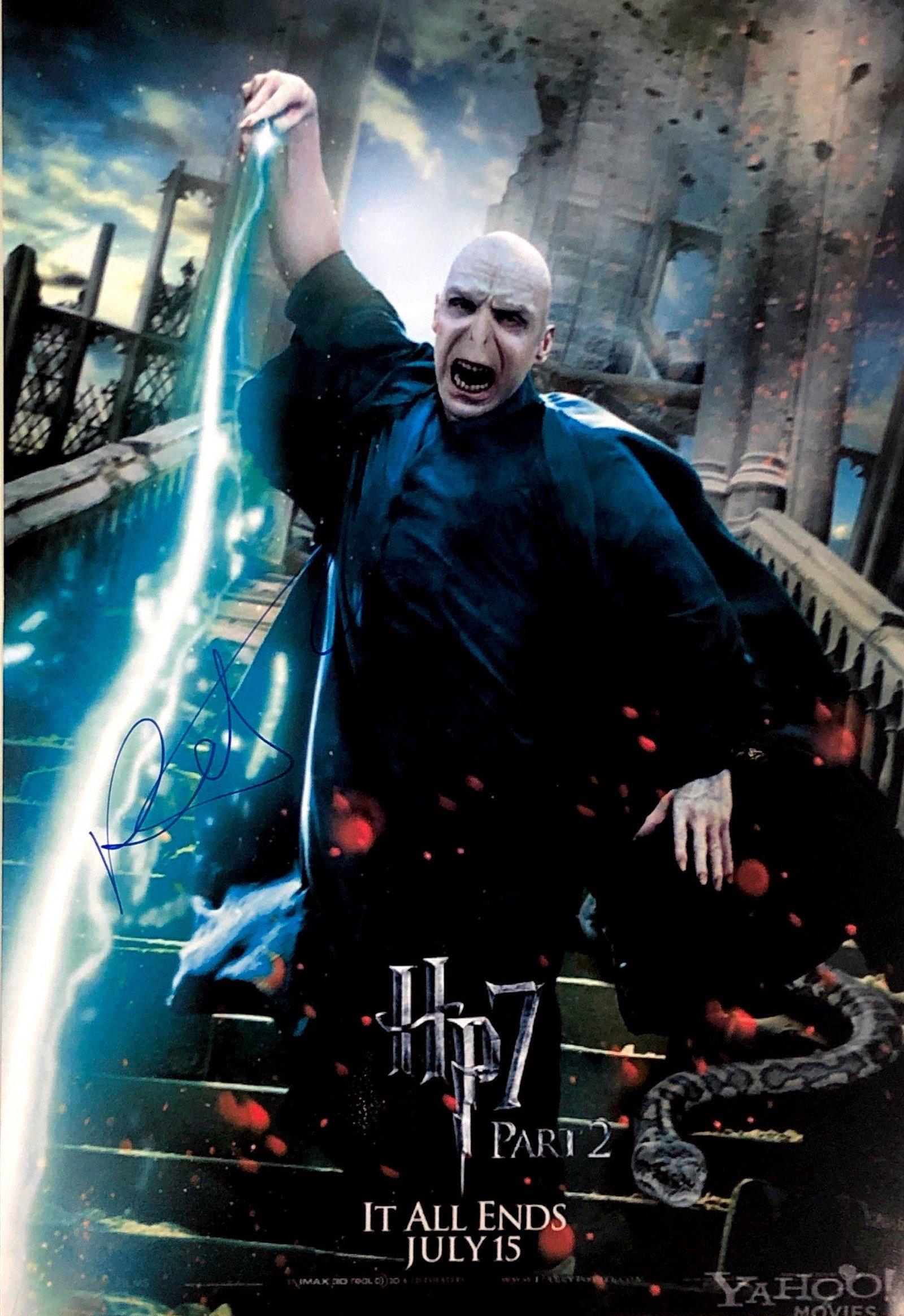 Harry Potter Ralph Fiennes Autograph Signed Poster: Category: Autograph CollectiblesSize: Width 11.5 inches x Height 16 inchesAutograph Includes: Ralph FiennesUnframed Vertified and Excellent ConditionDetails are as shown in the photos Please kindly re
