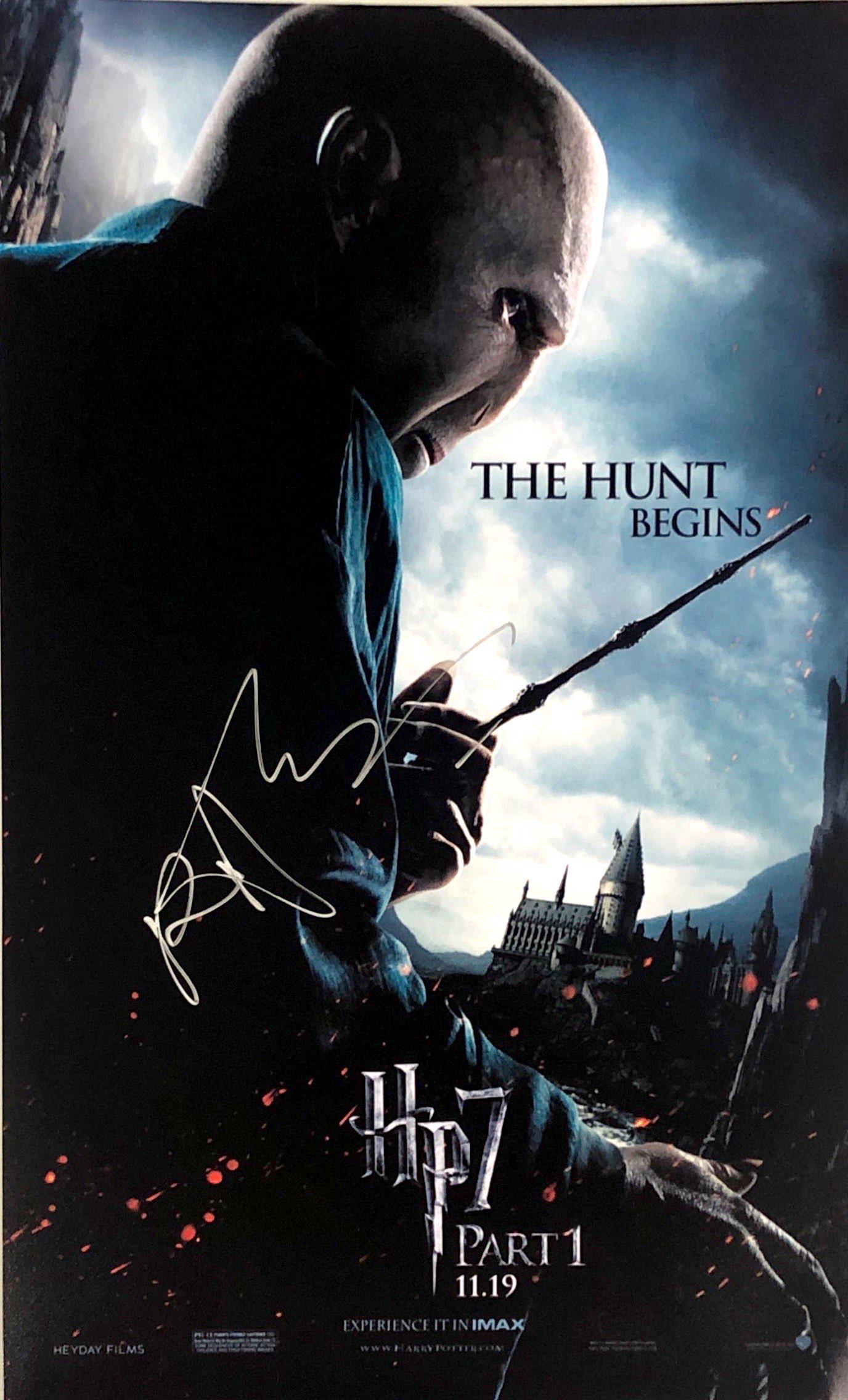 Harry Potter Ralph Fiennes Autograph Signed Poster: Category: Autograph CollectiblesSize: Width 11.5 inches x Height 16 inchesAutograph Includes: Ralph FiennesUnframed Vertified and Excellent ConditionDetails are as shown in the photos Please kindly re