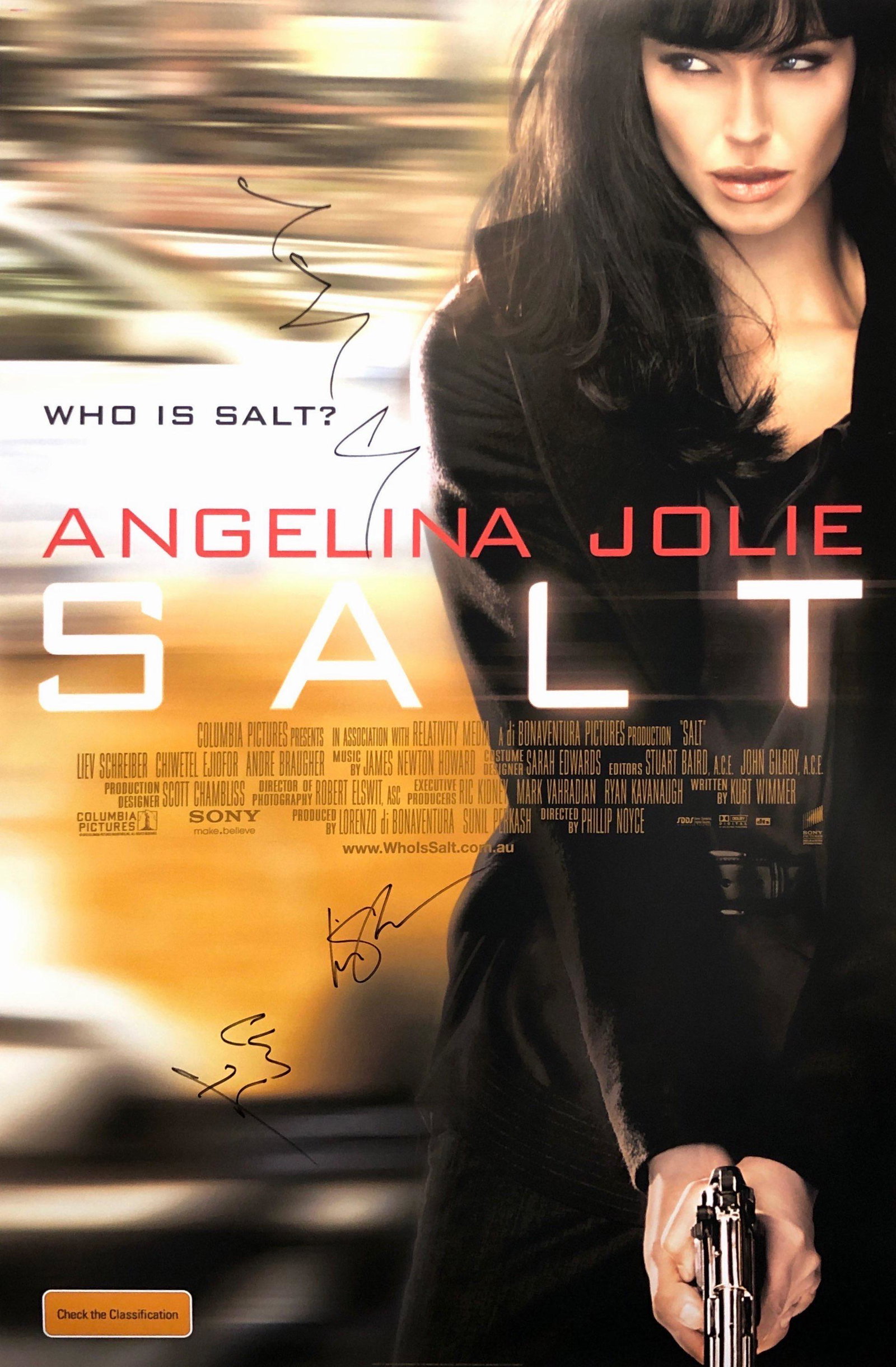 Salt Angelina Jolie Poster Autographed Signed: Category: Autograph CollectiblesUnframed Vertified and Excellent Condition Please kindly read our Terms and Condition before bidding.Autographed by:Angelina Jolie, Liev Schreiber, Chiwetel EjioforSize