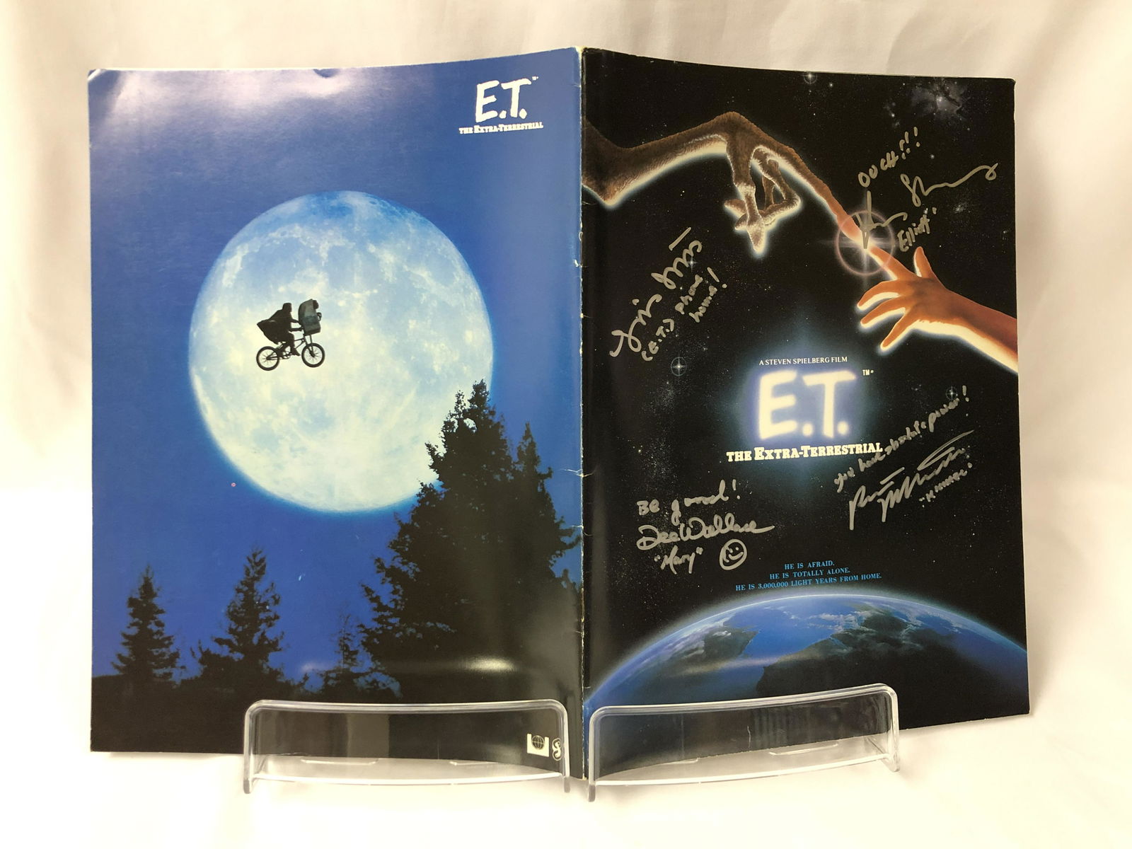 ET Robert MacNaughton Signed Picture Book: Autographed by:Robert MacNaughton, Henry Thomas, Matthew De Meritt, Dee WallaceAuthentication Code: MP32574Unframed Vertified and Excellent Condition Please kindly read our Terms and Conditions before