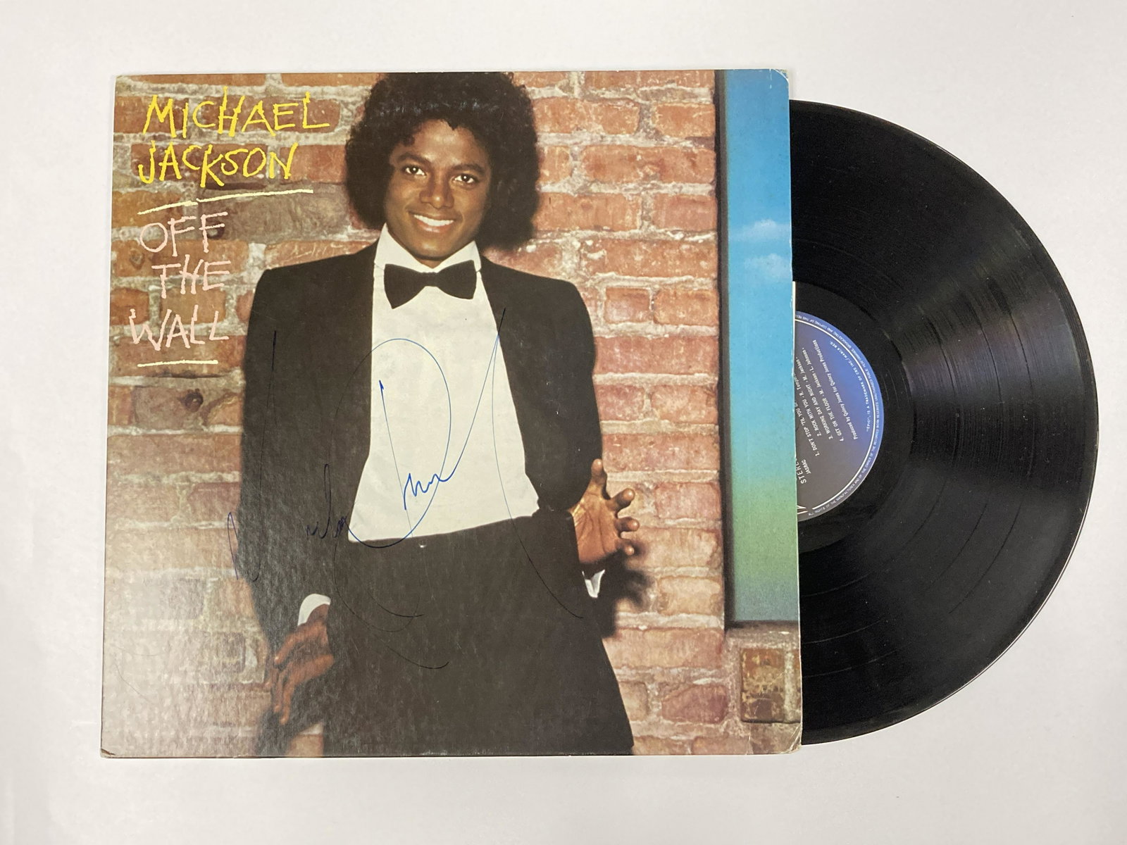 Autograph Signed Michael Jackson Off the Wall Vinyl: Category: Autograph CollectiblesAutograph Includes: Michael JacksonItem is in great condition with no damage, unframedIf image of documentation is not attached in the listing, the lot is sold without 