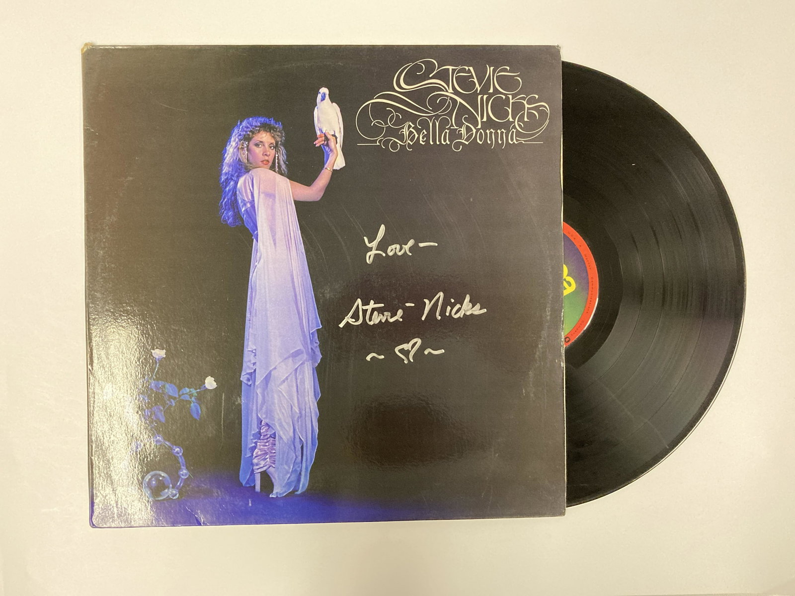 Autograph Signed Stevie Nicks Bella Donna Vinyl: Category: Autograph CollectiblesAutograph Includes: Stevie NicksItem is in great condition with no damage, unframedIf image of documentation is not attached in the listing, the lot is sold without doc