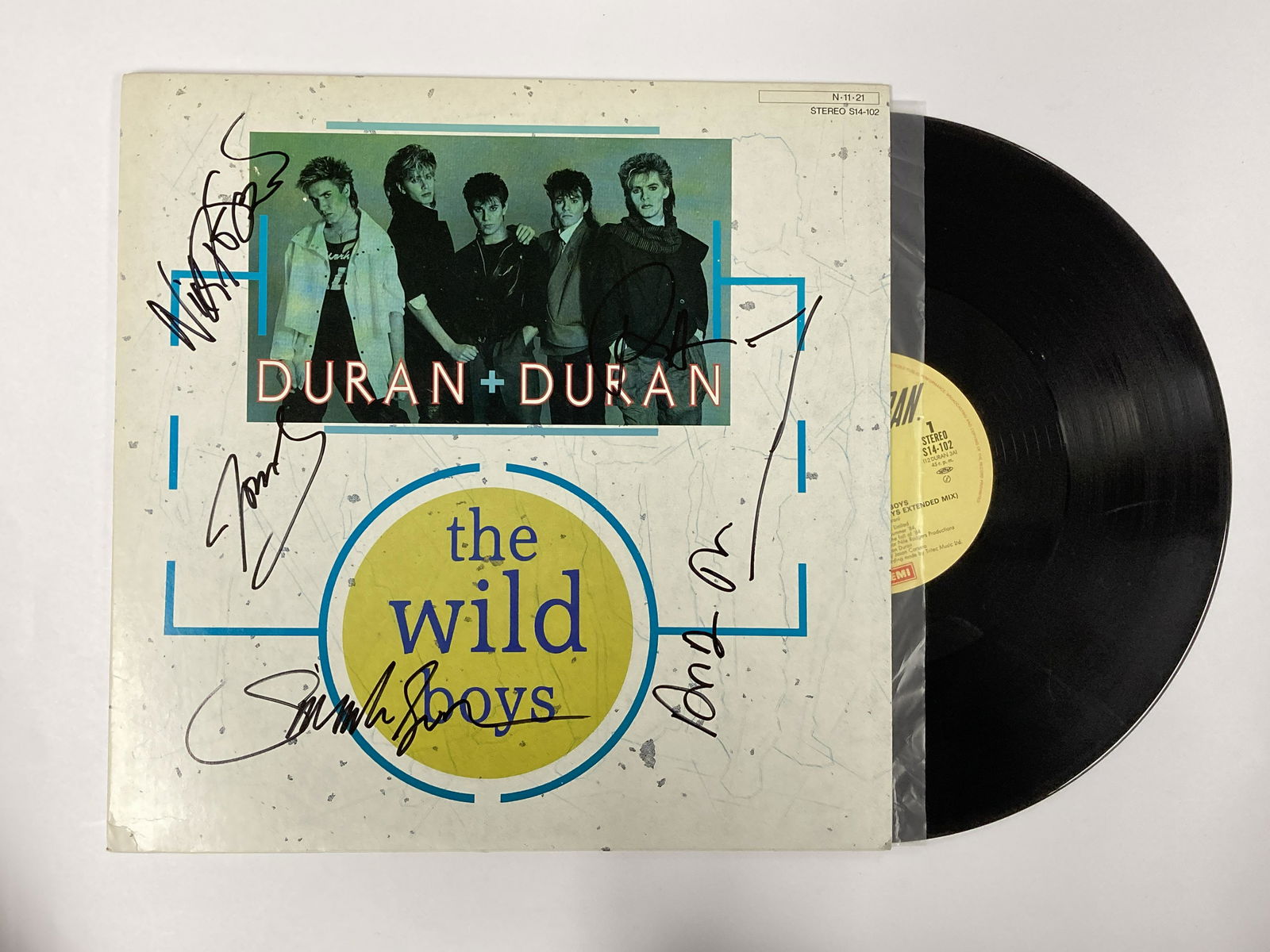 Autograph Signed Duran Duran Wild boys Vinyl: Category: Autograph CollectiblesAutograph Includes: Simon Le Bon, Nick Rhodes, Roger Taylor, John Taylor, Andy TaylorItem is in great condition with no damage, unframedIf image of documentation is not