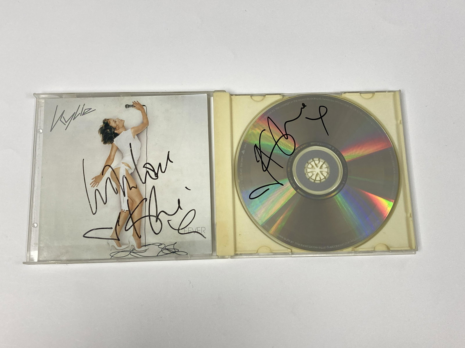 Autograph Signed Kylie Minogue Fever CD: Category: Autograph CollectiblesAutograph Includes: Kylie MinogueItem is in great condition with no damage, unframedIf image of documentation is not attached in the listing, the lot is sold without do