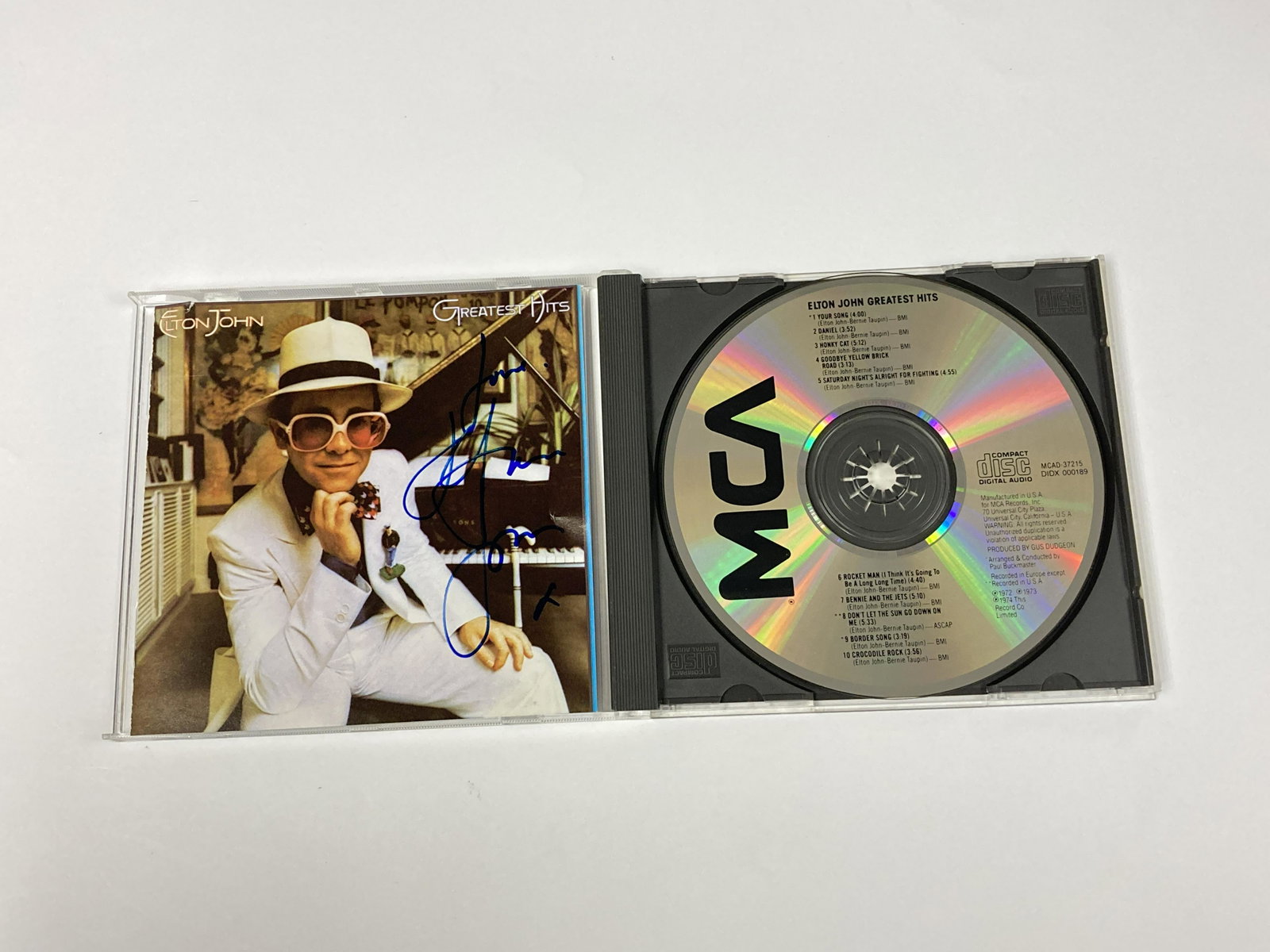 Autograph Signed Elton John Greatest Hits CD: Category: Autograph CollectiblesAutograph Includes: Elton JohnItem is in great condition with no damage, unframedIf image of documentation is not attached in the listing, the lot is sold without docum