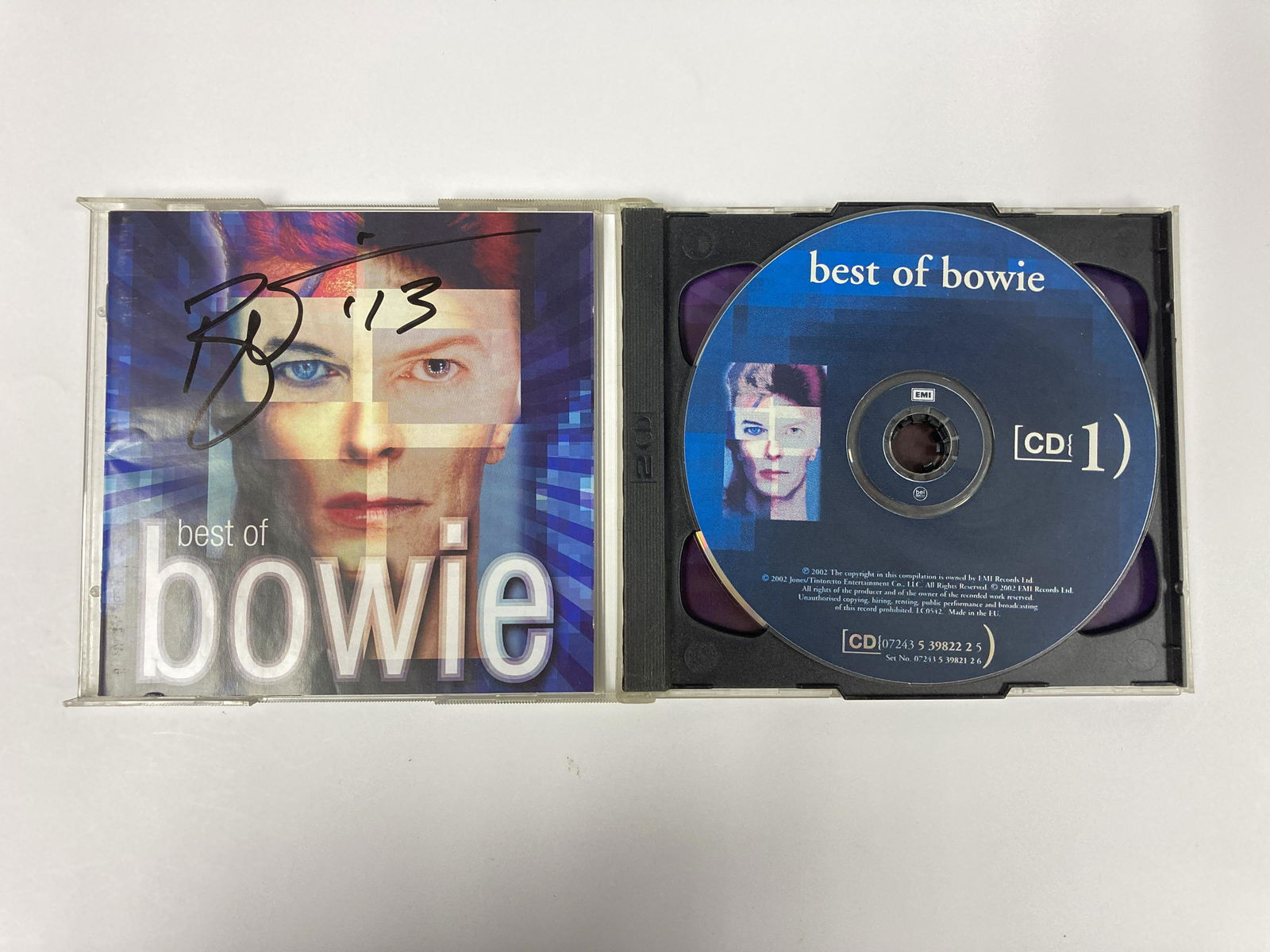 Autograph Signed David Bowie Best of CD: Category: Autograph CollectiblesAutograph Includes: David Bowie Item is in great condition with no damage, unframedIf image of documentation is not attached in the listing, the lot is sold without doc