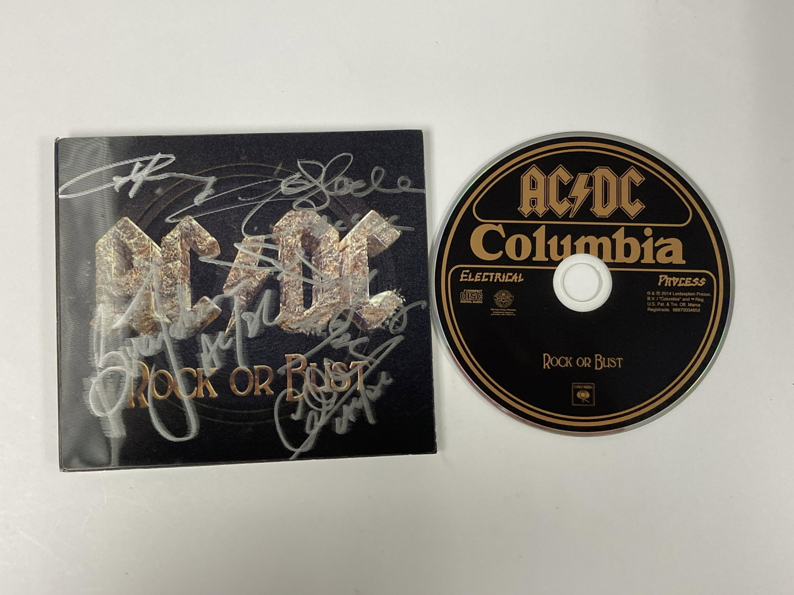 Autograph Signed ACDC Rock Or Bust CD: Category: Autograph CollectiblesAutograph Includes: Stevie Young, Angus Young, Brain Johnson, Cliff William, Chris SladeItem is in great condition with no damage, unframedIf image of documentation is 