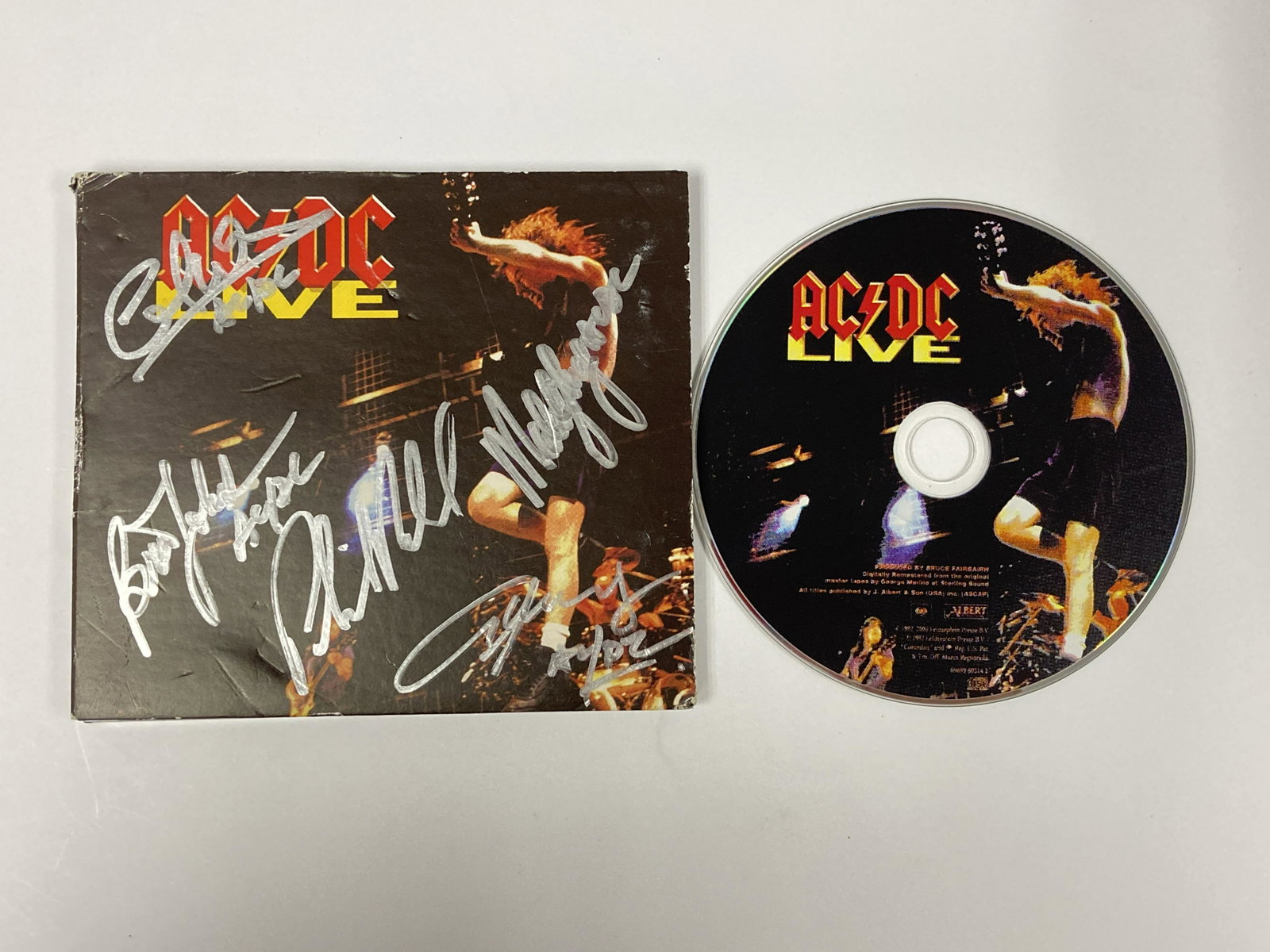 Autograph Signed ACDC Live CD: Category: Autograph CollectiblesAutograph Includes: Phil Rudd, Cliff William, Malcolm Young, Angus Young, Brain JohnsonItem is in great condition with no damage, unframedIf image of documentation is n