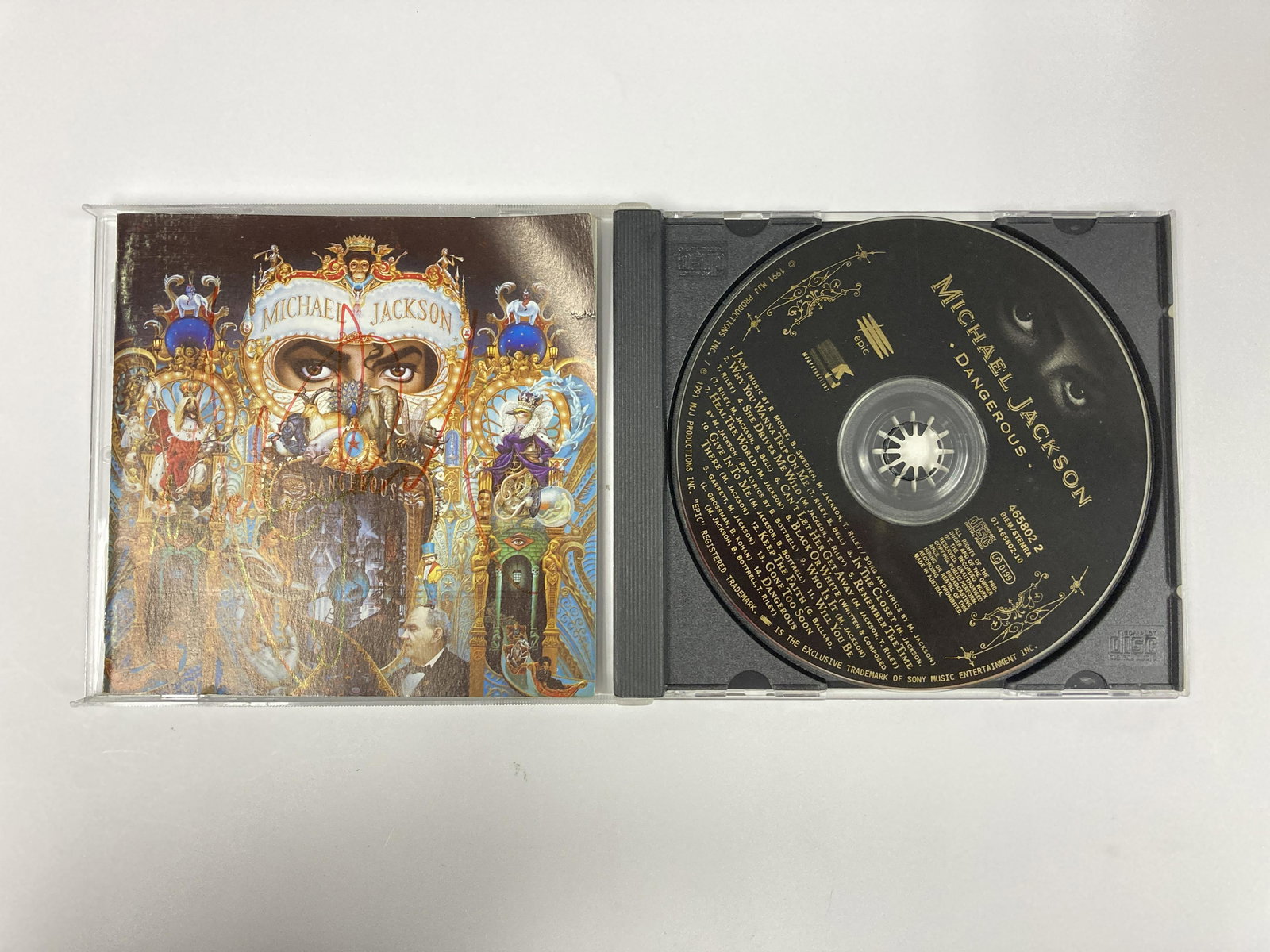 Autograph Signed Michael Jackson Dangerous CD: Category: Autograph CollectiblesAutograph Includes: Michael JacksonItem is in great condition with no damage, unframedIf image of documentation is not attached in the listing, the lot is sold without 