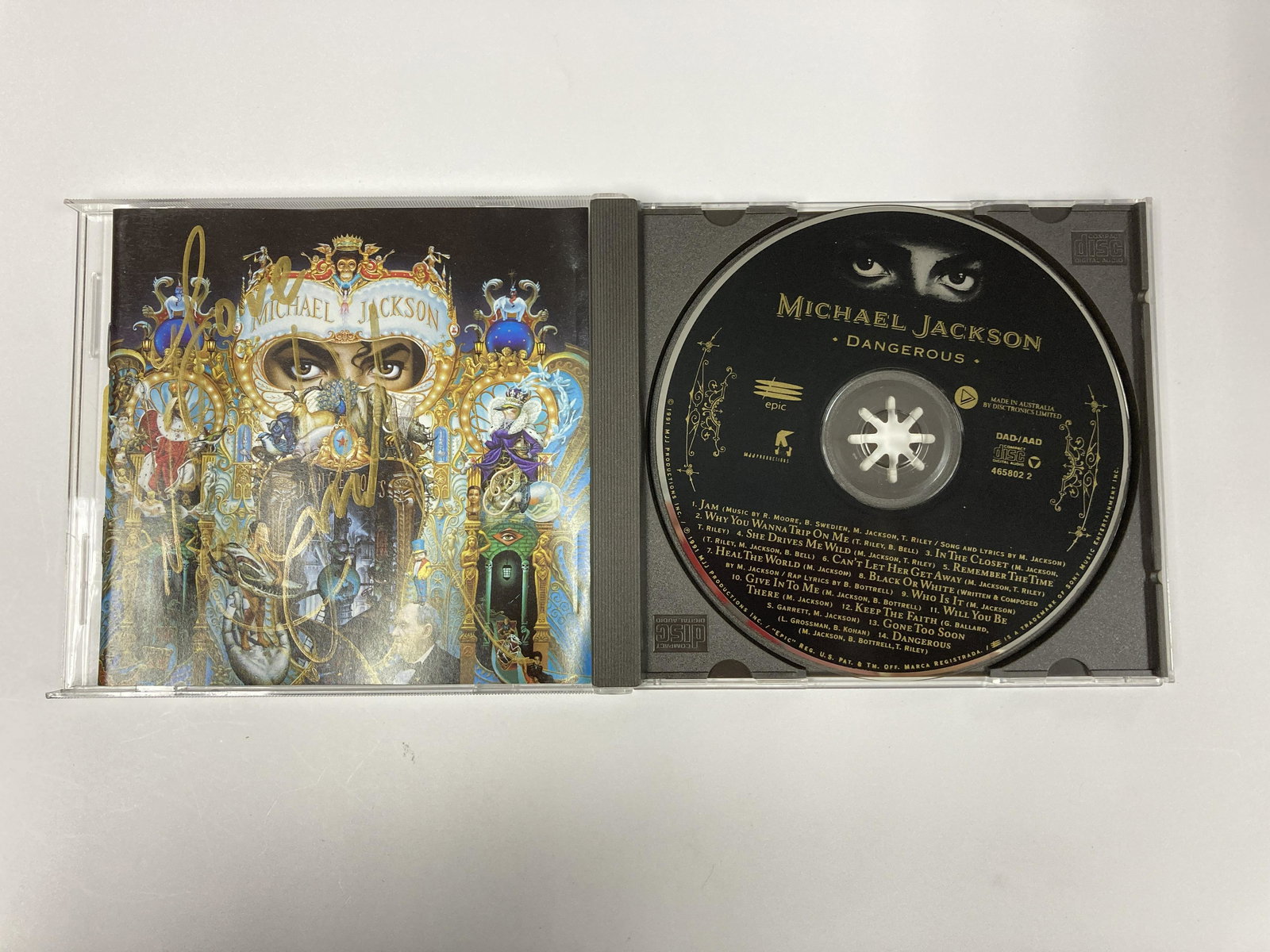 Autograph Signed Michael Jackson Dangerous CD: Category: Autograph CollectiblesAutograph Includes: Michael JacksonItem is in great condition with no damage, unframedIf image of documentation is not attached in the listing, the lot is sold without 