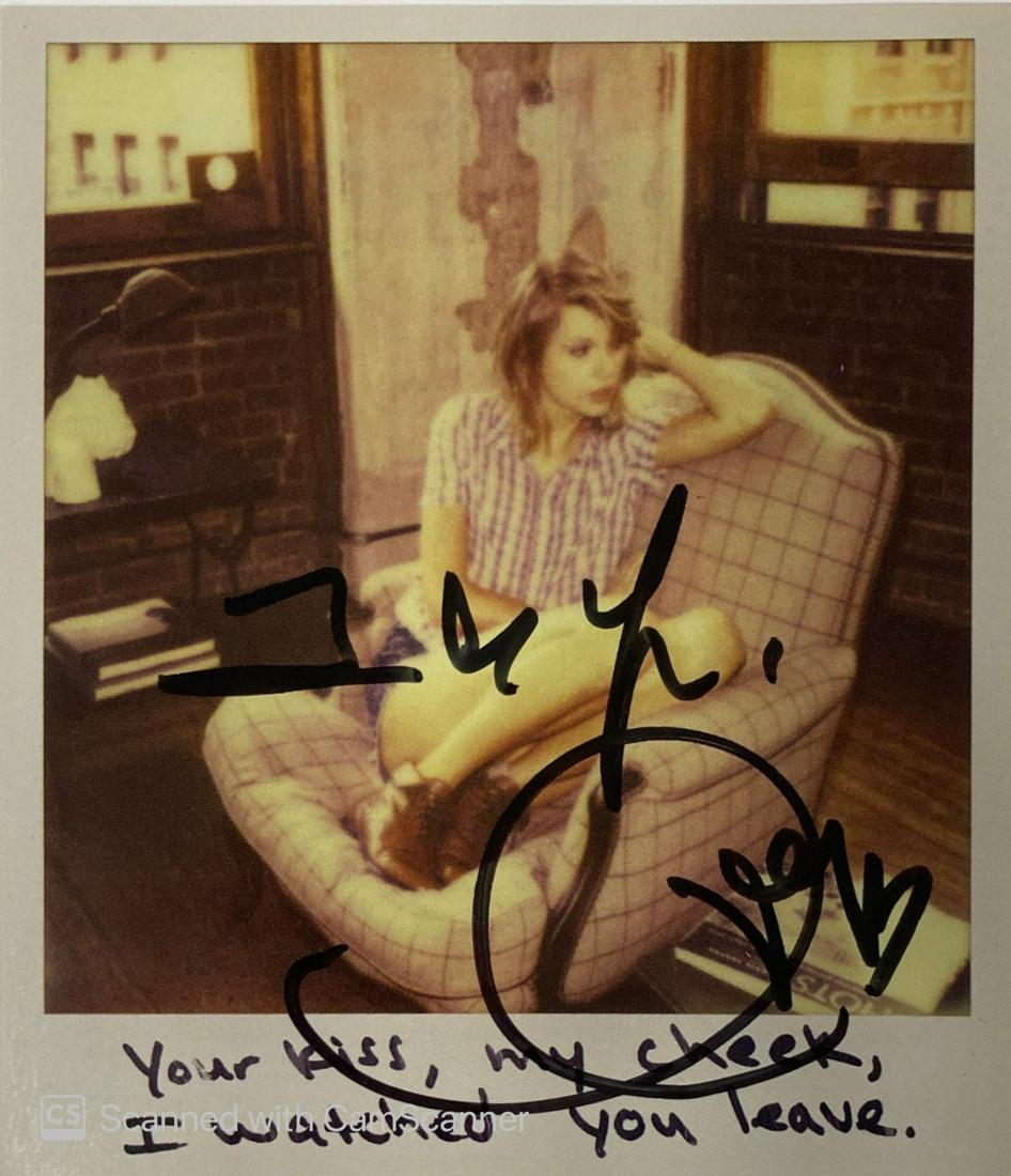 Autograph Signed Taylor Swift 1989 Photo Card: Category: Autograph CollectiblesAutograph Includes: Taylor SwiftItem is in great condition with no damage, unframedIf image of documentation is not attached in the listing, the lot is sold without doc