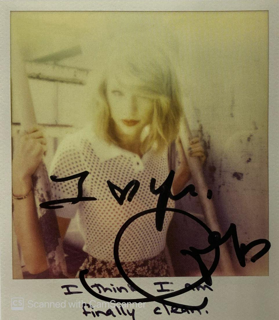 Autograph Signed Taylor Swift 1989 Photo Card: Category: Autograph CollectiblesAutograph Includes: Taylor SwiftItem is in great condition with no damage, unframedIf image of documentation is not attached in the listing, the lot is sold without doc