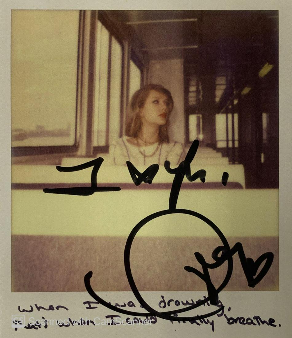 Autograph Signed Taylor Swift 1989 Photo Card: Category: Autograph CollectiblesAutograph Includes: Taylor SwiftItem is in great condition with no damage, unframedIf image of documentation is not attached in the listing, the lot is sold without doc