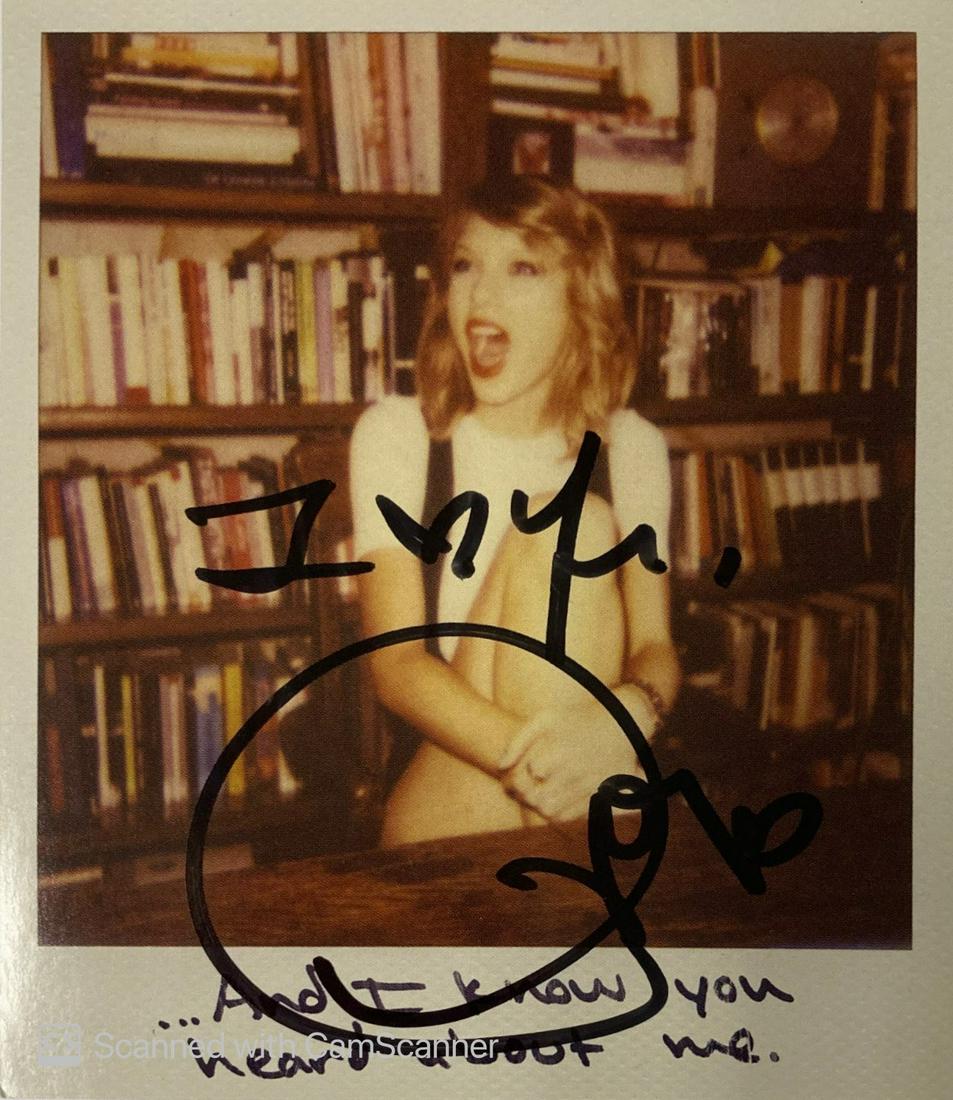 Autograph Signed Taylor Swift 1989 Photo Card: Category: Autograph CollectiblesAutograph Includes: Taylor SwiftItem is in great condition with no damage, unframedIf image of documentation is not attached in the listing, the lot is sold without doc