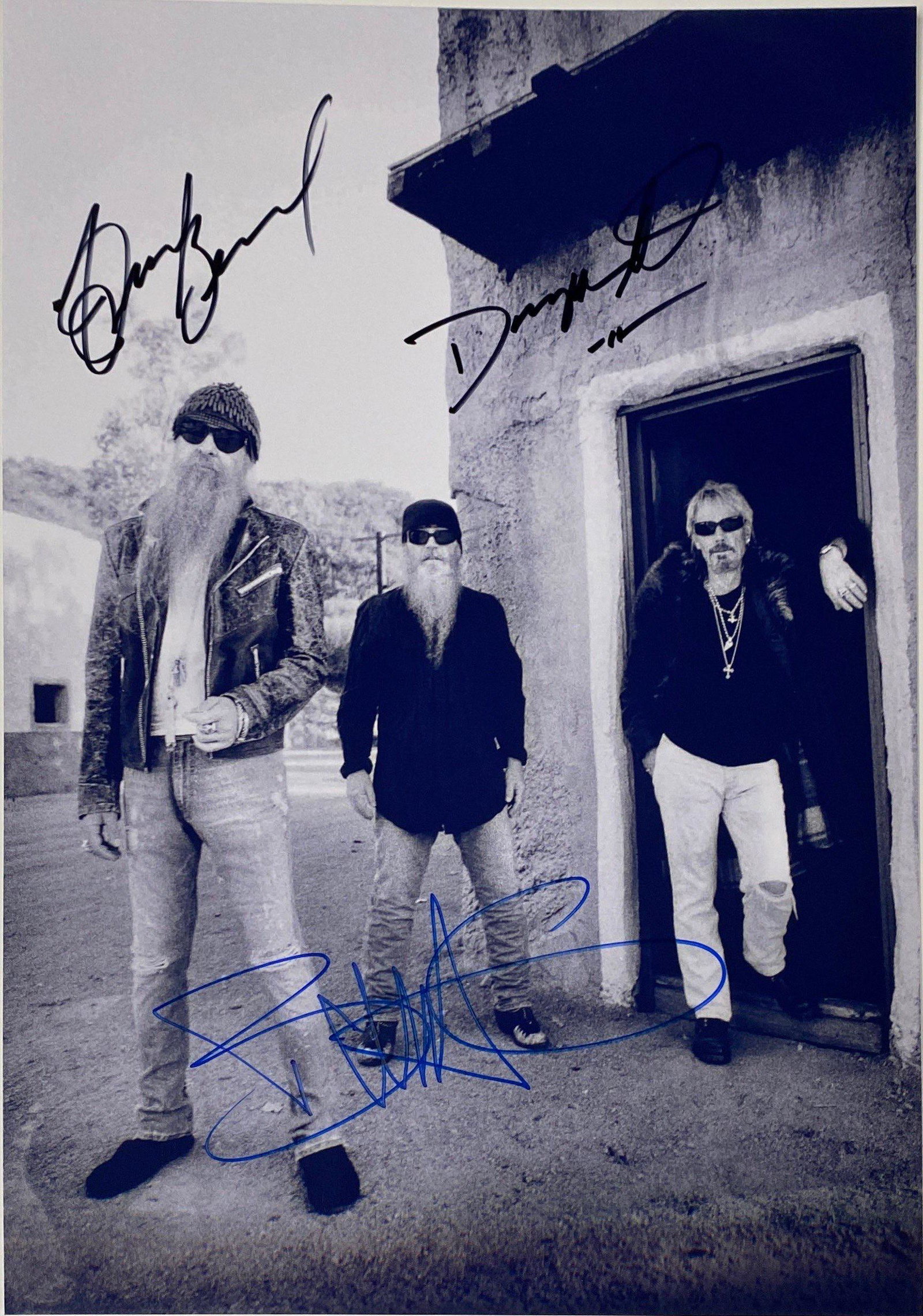 Autograph Signed ZZ Top Photo: Category: Autograph CollectiblesSize 8 Inches x 10 InchesAutograph Includes: Billy Gibbons, Dusty Hill, Frank BeardUnframed Vertified and Excellent ConditionDetails are as shown in the photos Please k