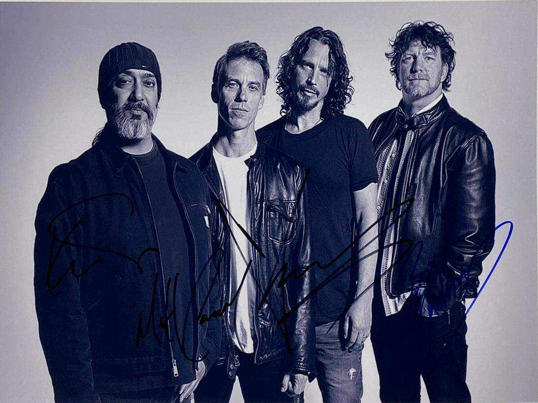 Autograph Signed Southgarden Chris Cornell Photo: Category: Autograph CollectiblesSize 8 Inches x 10 InchesAutograph Includes: Chris Cornell, Kim Thayil, Ben Shepherd, Matt CameronUnframed Vertified and Excellent ConditionDetails are as shown in the 