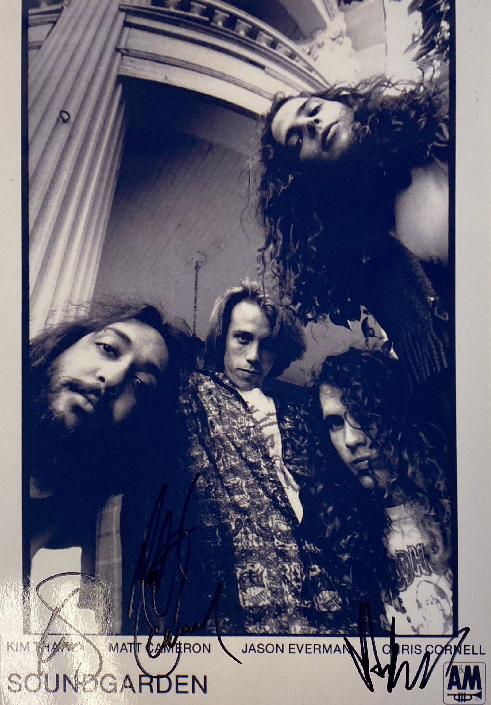 Autograph Signed Southgarden Chris Cornell Photo: Category: Autograph CollectiblesSize 8 Inches x 10 InchesAutograph Includes: Chris Cornell, Kim Thayil, Matt CameronUnframed Vertified and Excellent ConditionDetails are as shown in the photos Please 