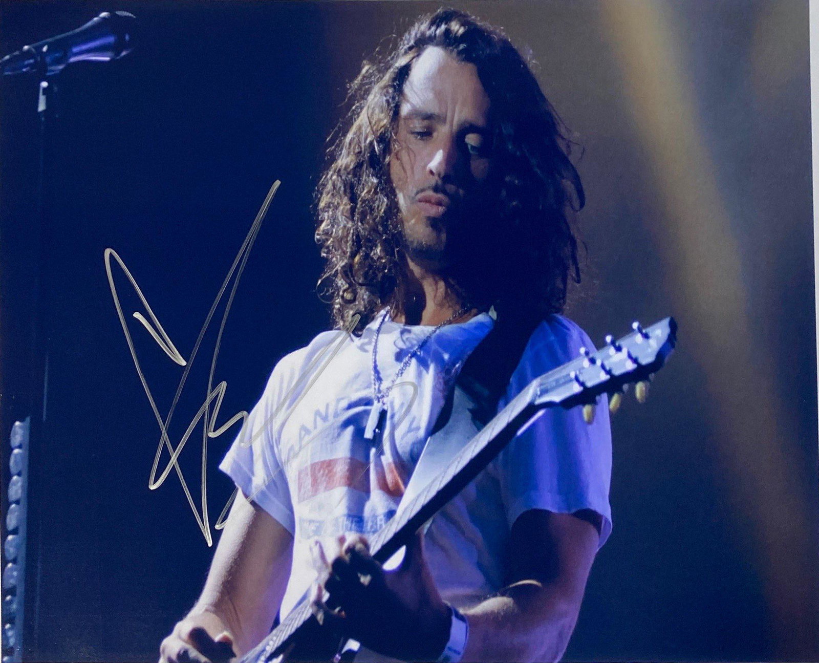 Autograph Signed Southgarden Chris Cornell Photo: Category: Autograph CollectiblesSize 8 Inches x 10 InchesAutograph Includes: Chris CornellUnframed Vertified and Excellent ConditionDetails are as shown in the photos Please kindly read our Terms befo