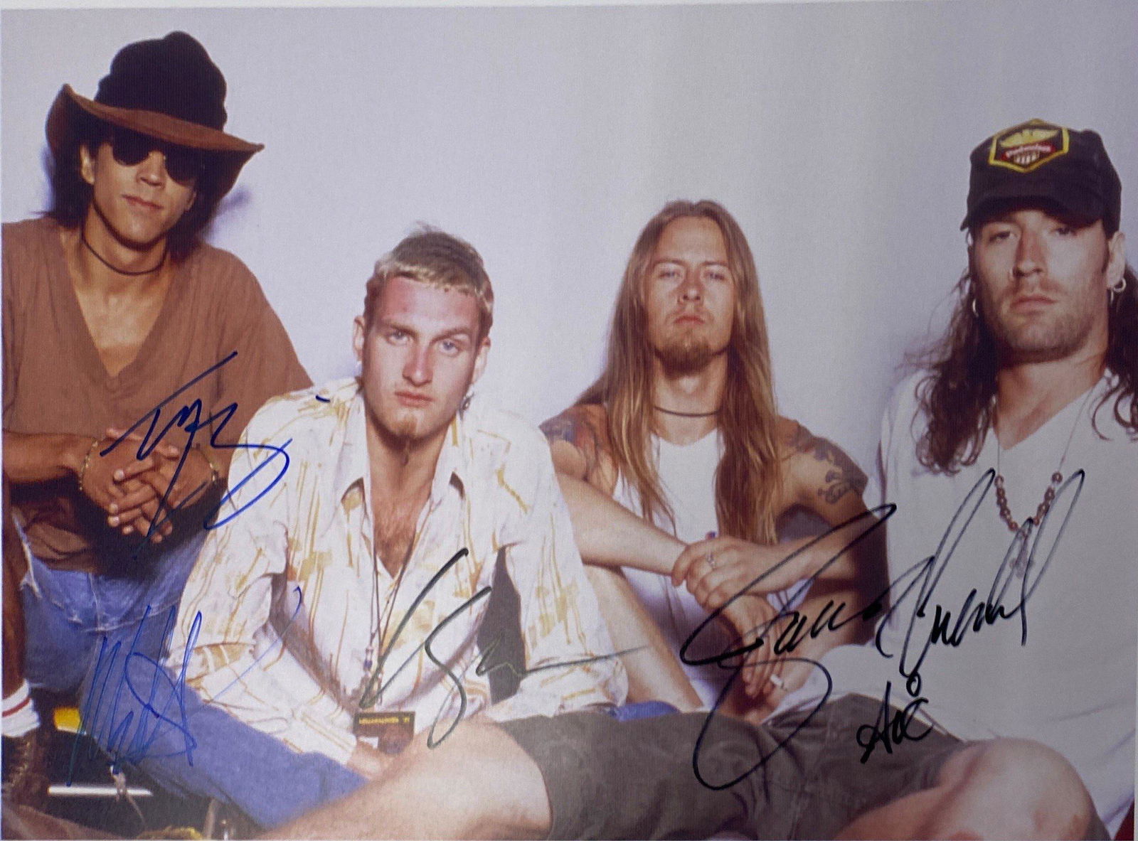 Autograph Signed Alice in Chains Photo: Category: Autograph CollectiblesSize 8 Inches x 10 InchesAutograph Includes: Layne Staley, Jerry Cantrell, Mike Starr, Mike InezUnframed Vertified and Excellent ConditionDetails are as shown in the ph