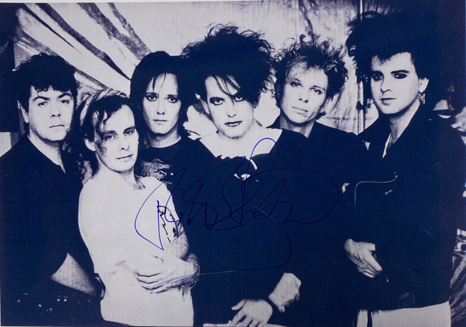 Autograph Signed The Cure Photo: Category: Autograph CollectiblesSize 8 Inches x 10 InchesAutograph Includes: Robert SmithUnframed Vertified and Excellent ConditionDetails are as shown in the photos Please kindly read our Terms befor