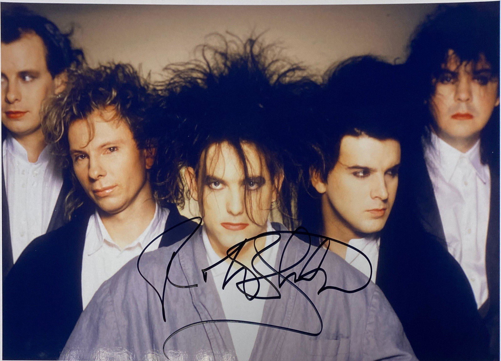 Autograph Signed The Cure Photo: Category: Autograph CollectiblesSize 8 Inches x 10 InchesAutograph Includes: Robert SmithUnframed Vertified and Excellent ConditionDetails are as shown in the photos Please kindly read our Terms befor