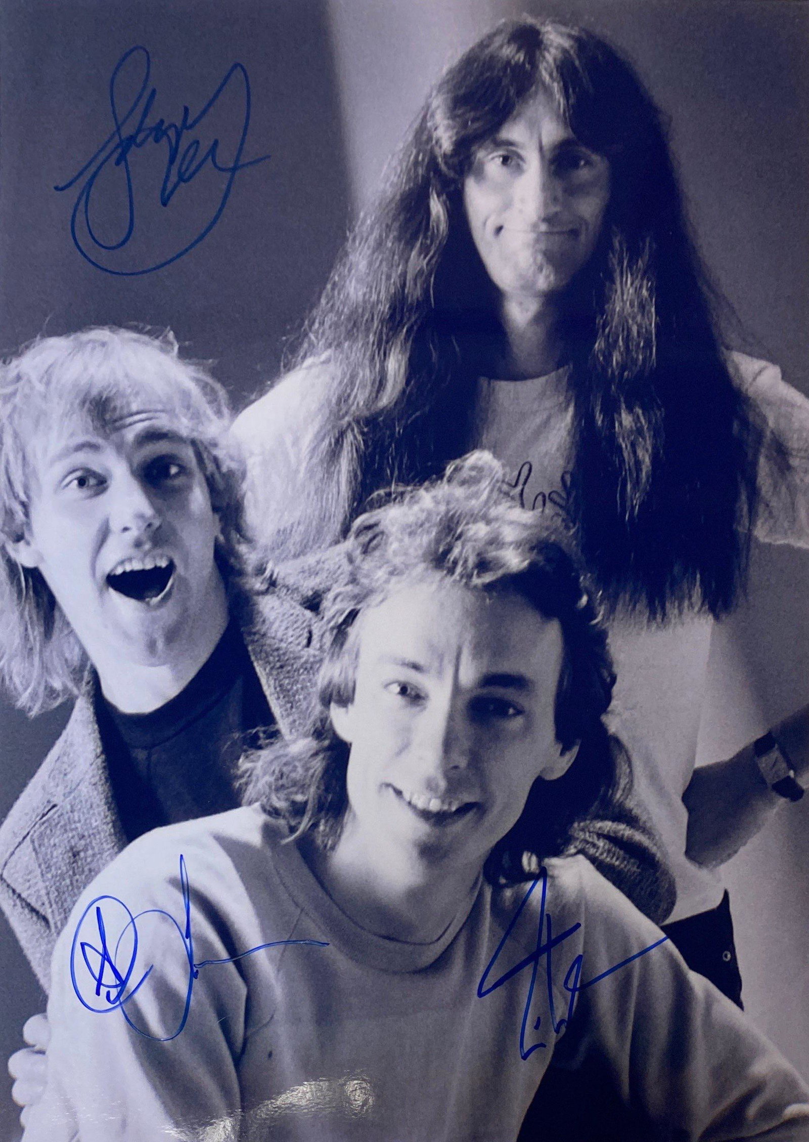 Autograph Signed Rush Photo: Category: Autograph CollectiblesAutograph Includes: Geddy Lee, Neil Peart, Alex LifesonSize 8 Inches x 10 InchesUnframed Vertified and Excellent ConditionDetails are as shown in the photos Please kind