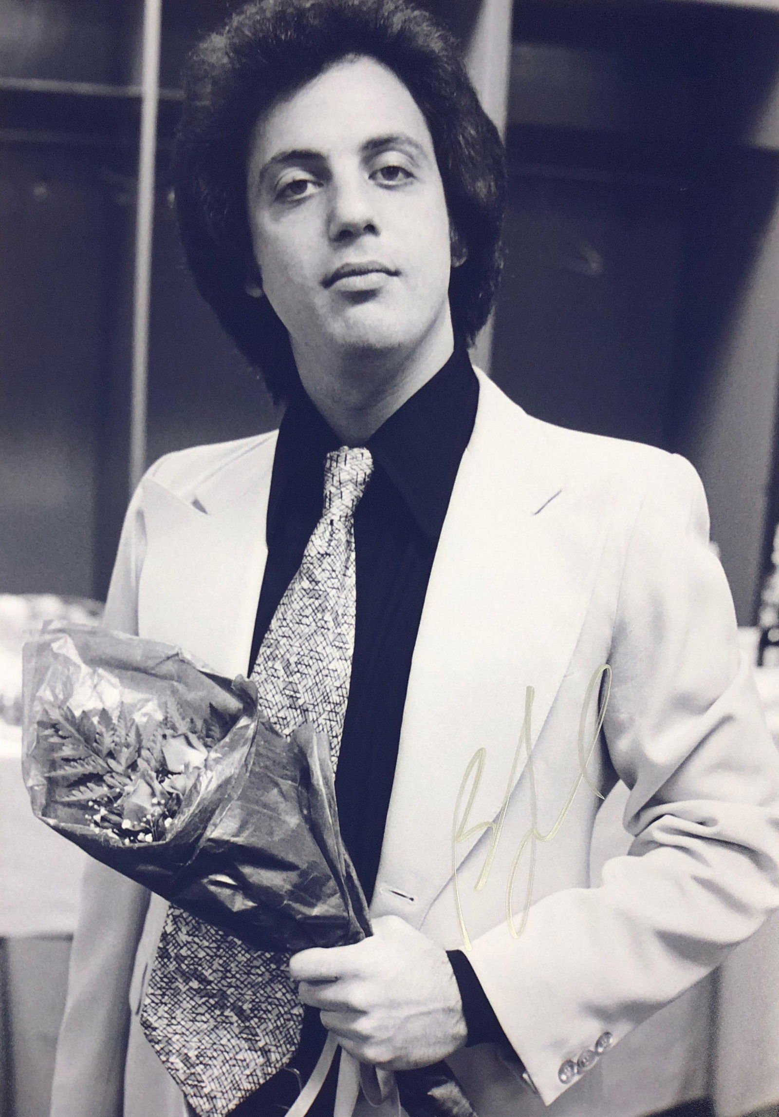 Billy Joel Signed Photo: Autographed by:Billy JoelAuthentication Code: PC26185Unframed Vertified and Excellent Condition Please kindly read our Terms and Conditions before bidding.