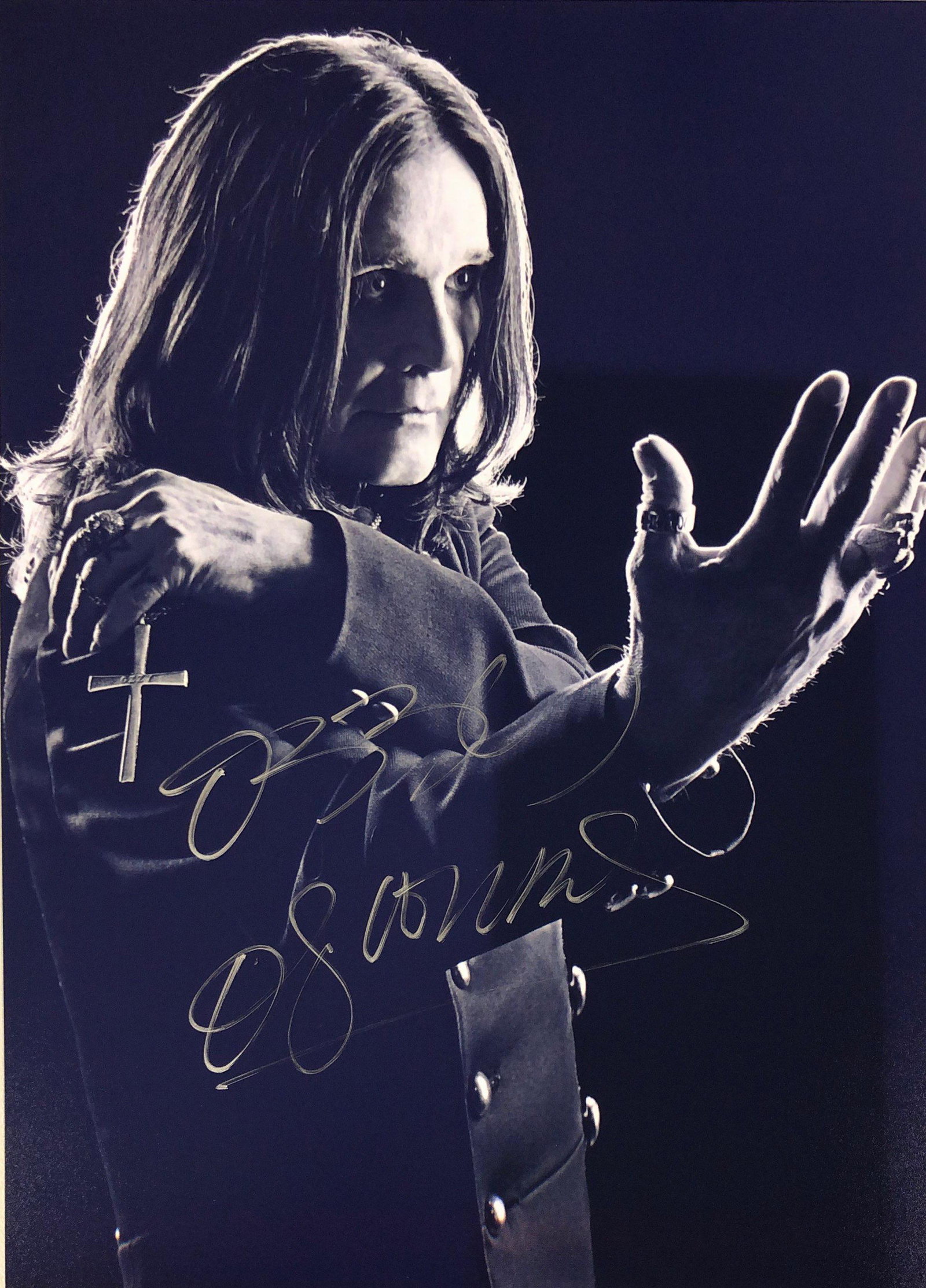 Ozzy Osbourne Signed Photo: Autographed by:Ozzy OsbourneAuthentication Code: PC26382Unframed Vertified and Excellent Condition Please kindly read our Terms and Conditions before bidding.