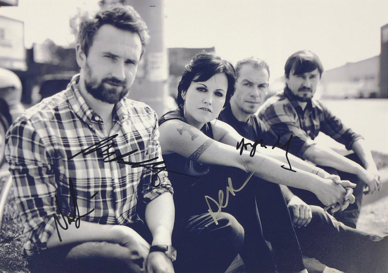 Cranberries Signed Photo: Autographed by:Dolores O'Riordan, Fergal Lawler, Noel Hogan, Mike HoganSize : 8" x 10"Authentication Code: PC26489Unframed Vertified and Excellent Condition Please kindly read our Terms and Conditions