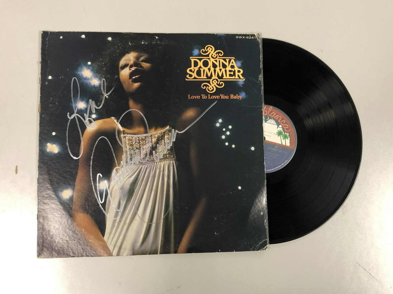Autograph Signed Donna Summer Love You Baby Vinyl: Category: Autograph CollectiblesAutograph Includes: Donna SummerItem is in great condition with no damage, unframedIf image of documentation is not attached in the listing, the lot is sold without doc