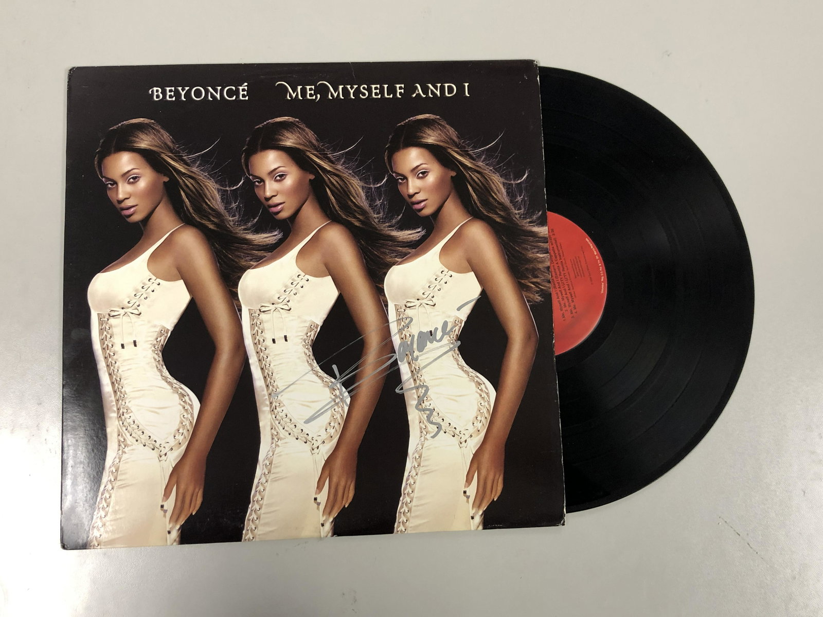 Autograph Signed Beyonce Me Myself and I Vinyl: Category: Autograph CollectiblesAutograph Includes: BeyonceItem is in great condition with no damage, unframedIf image of documentation is not attached in the listing, the lot is sold without document