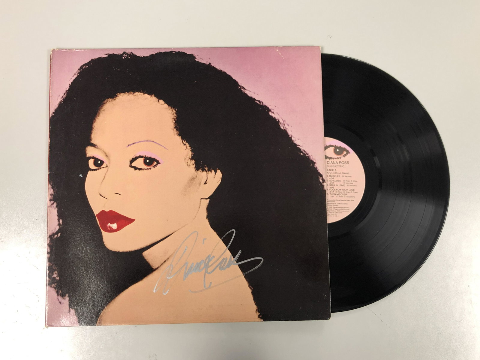Autograph Signed Diana Ross Vinyl: Category: Autograph CollectiblesAutograph Includes: Diana RossItem is in great condition with no damage, unframedIf image of documentation is not attached in the listing, the lot is sold without docum