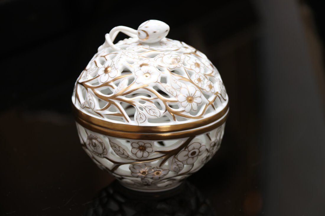Herand Openwork Bonbonniere Box: Herand porcelain openwork fancy box with gold leaf detail in excellent condition