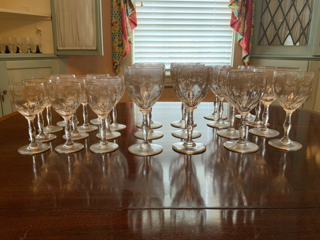 25 St Louis Bartholdi Gold Continental Glasses: Amazing set of gold Continental St Louis Bartholdi glasses in excellent condition- 25 glasses included