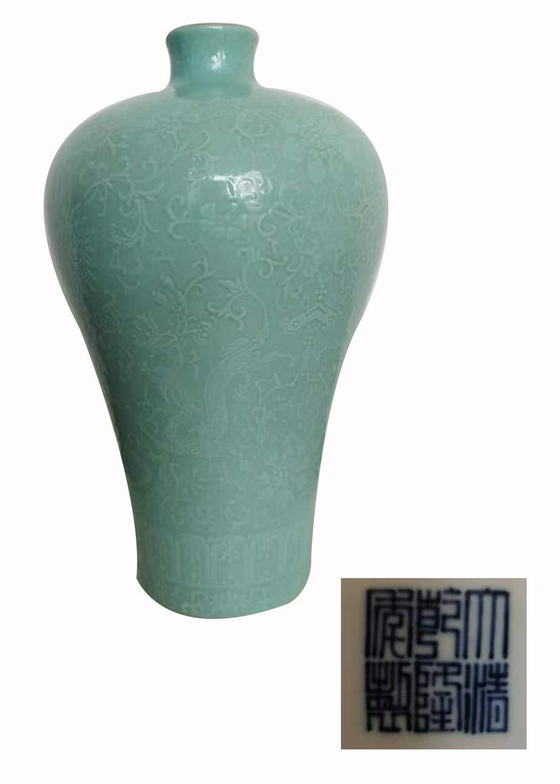 A QING DYNASTY STYLE CELADON DRAGON PATTERN CARVING (1 of 1)