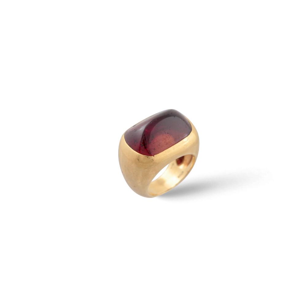 RING: 18KT gold and cabochon garnet Total weight approx. gr. 17.8 Size 13.5 Signed: Pomellato
